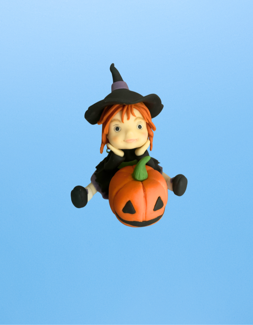 Figurină tort în formă de Fetiță Halloween, realizată manual din pastă de zahăr