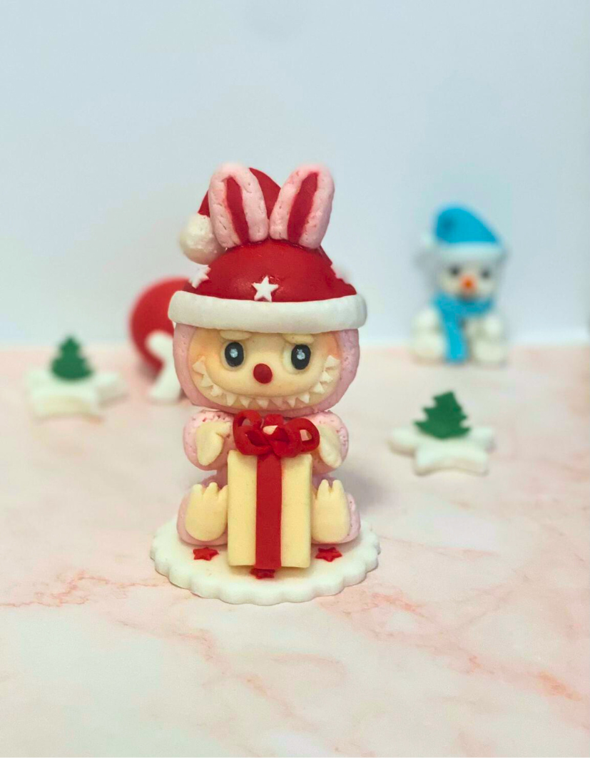 Figurină tort - Labubu de Crăciun