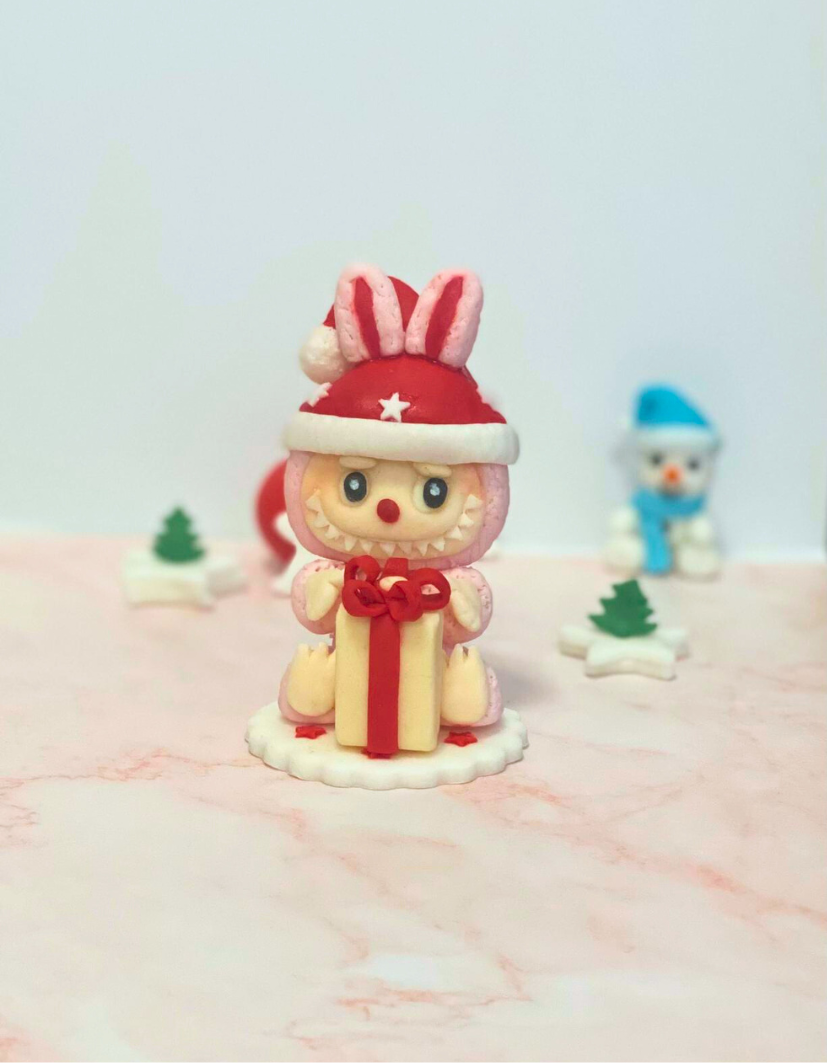 Figurină tort - Labubu de Crăciun