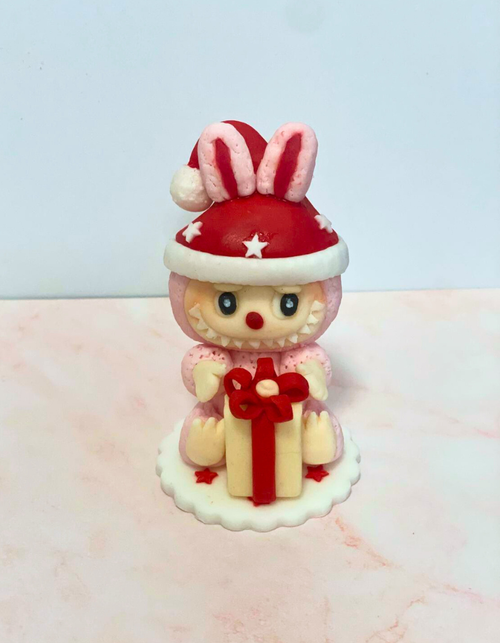 Figurină tort - Labubu de Crăciun