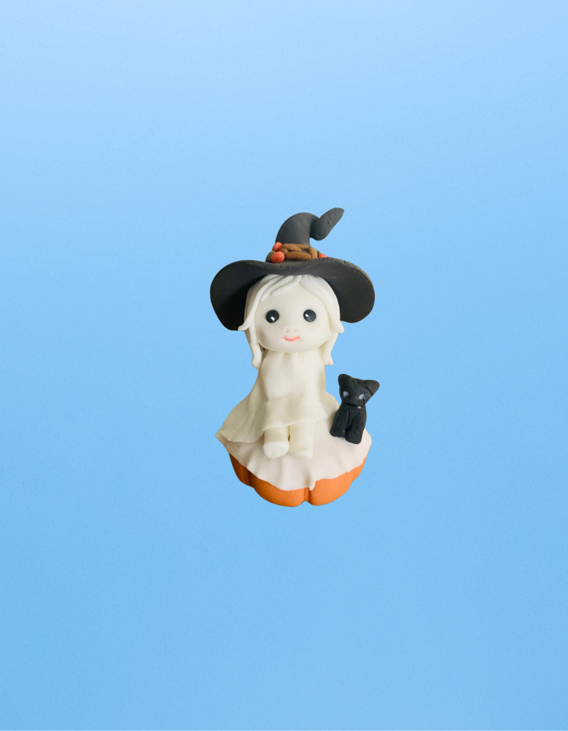 Figurină tort în formă de Baby Fantomă Halloween, realizată manual din pastă de zahăr