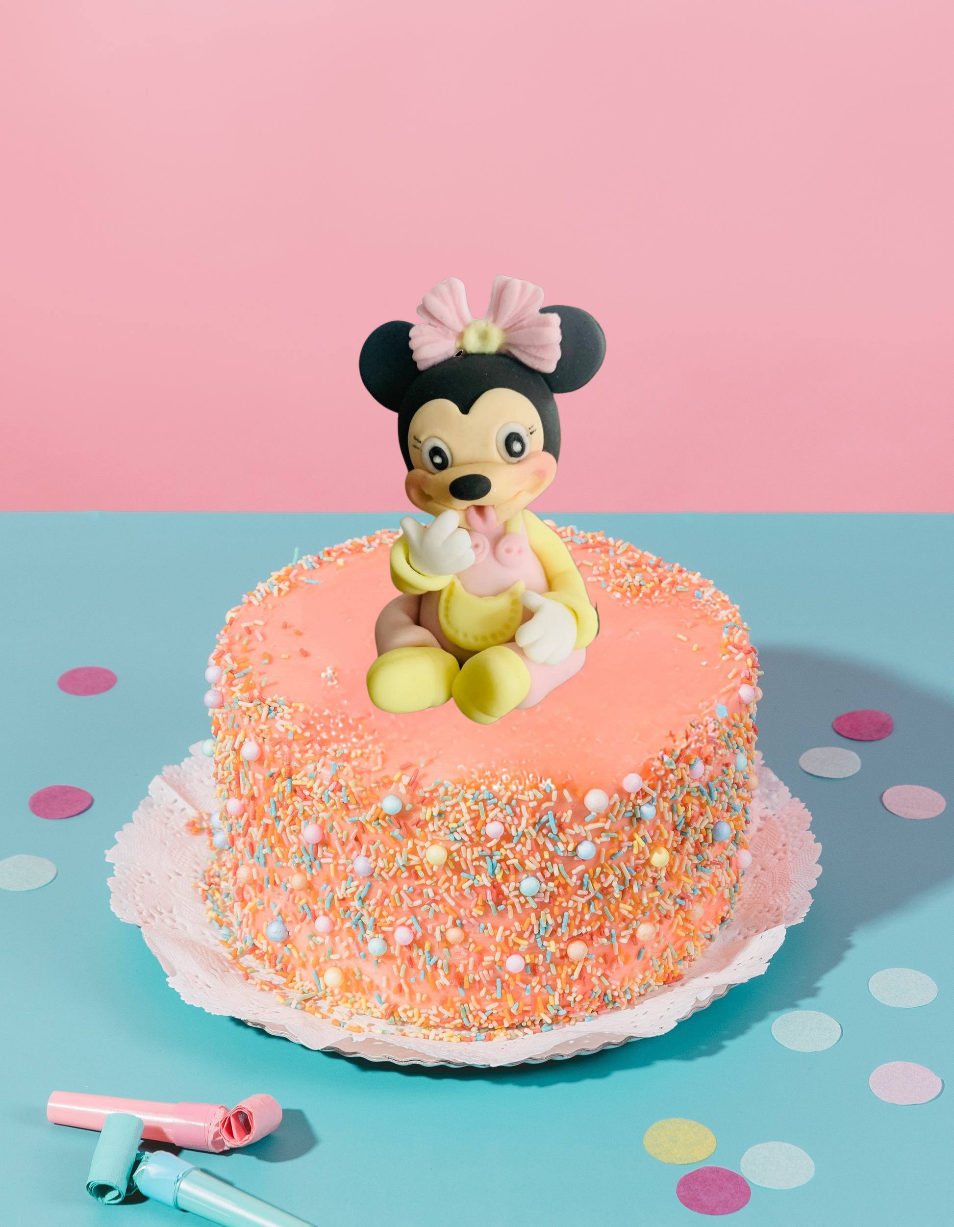 Figurină tort în formă de Baby Minnie Mouse, realizată manual din pastă de zahăr