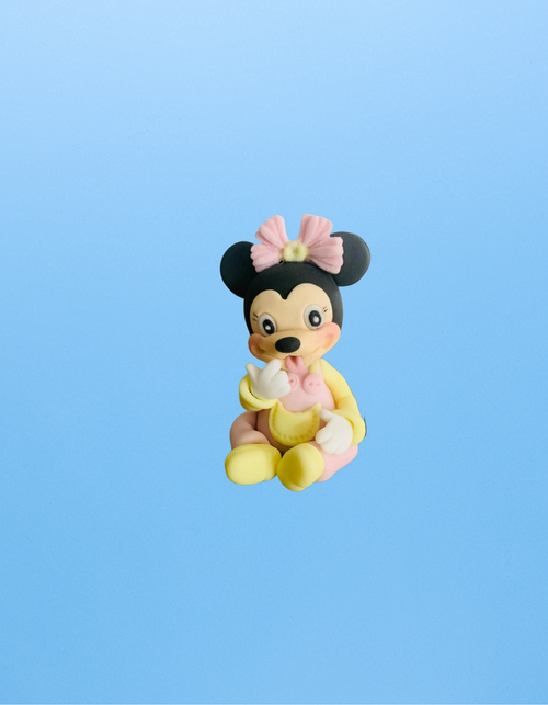 Figurină tort în formă de Baby Minnie Mouse, realizată manual din pastă de zahăr
