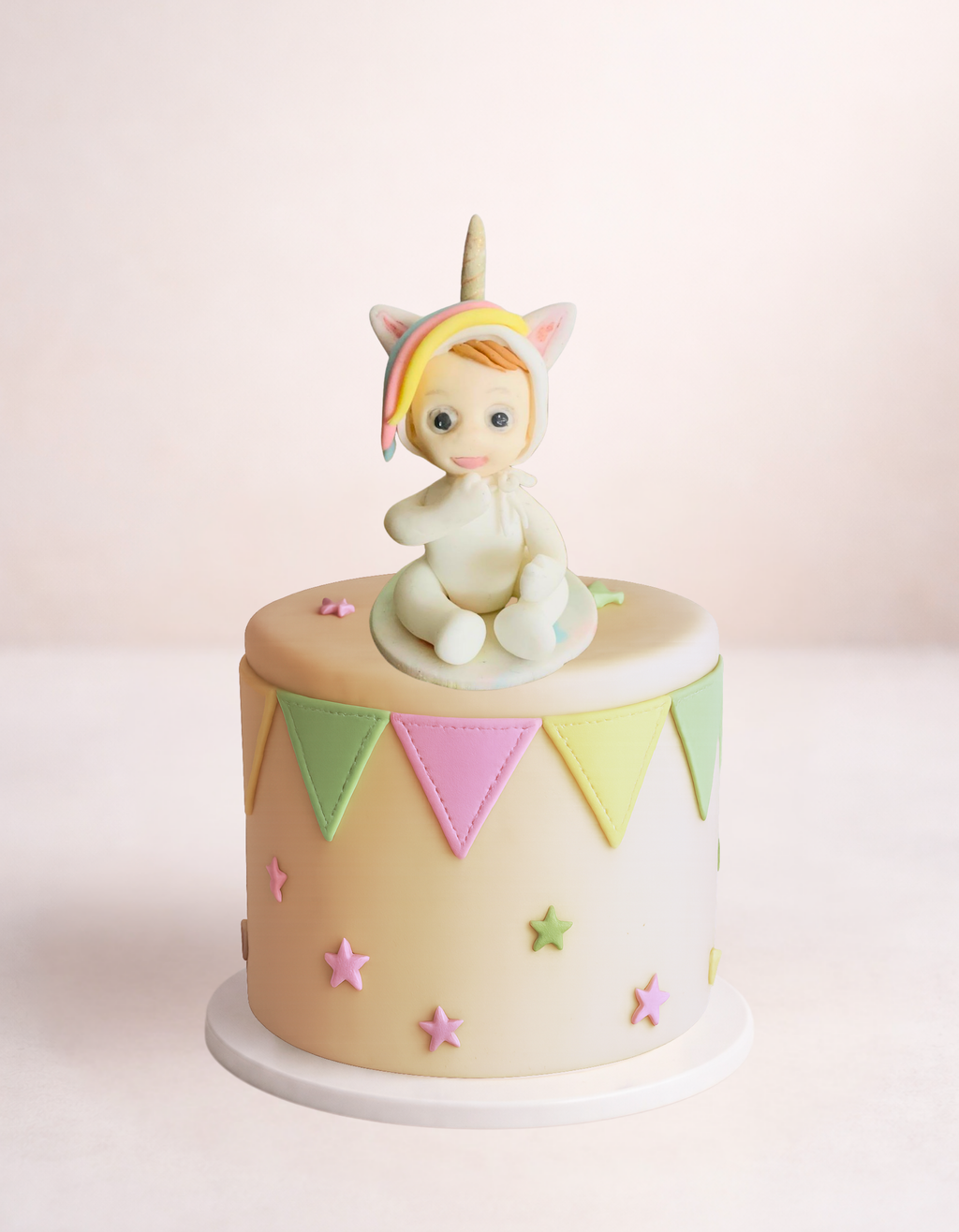 Figurină tort în formă de Bebeluș unicorn, realizată manual din pastă de zahăr