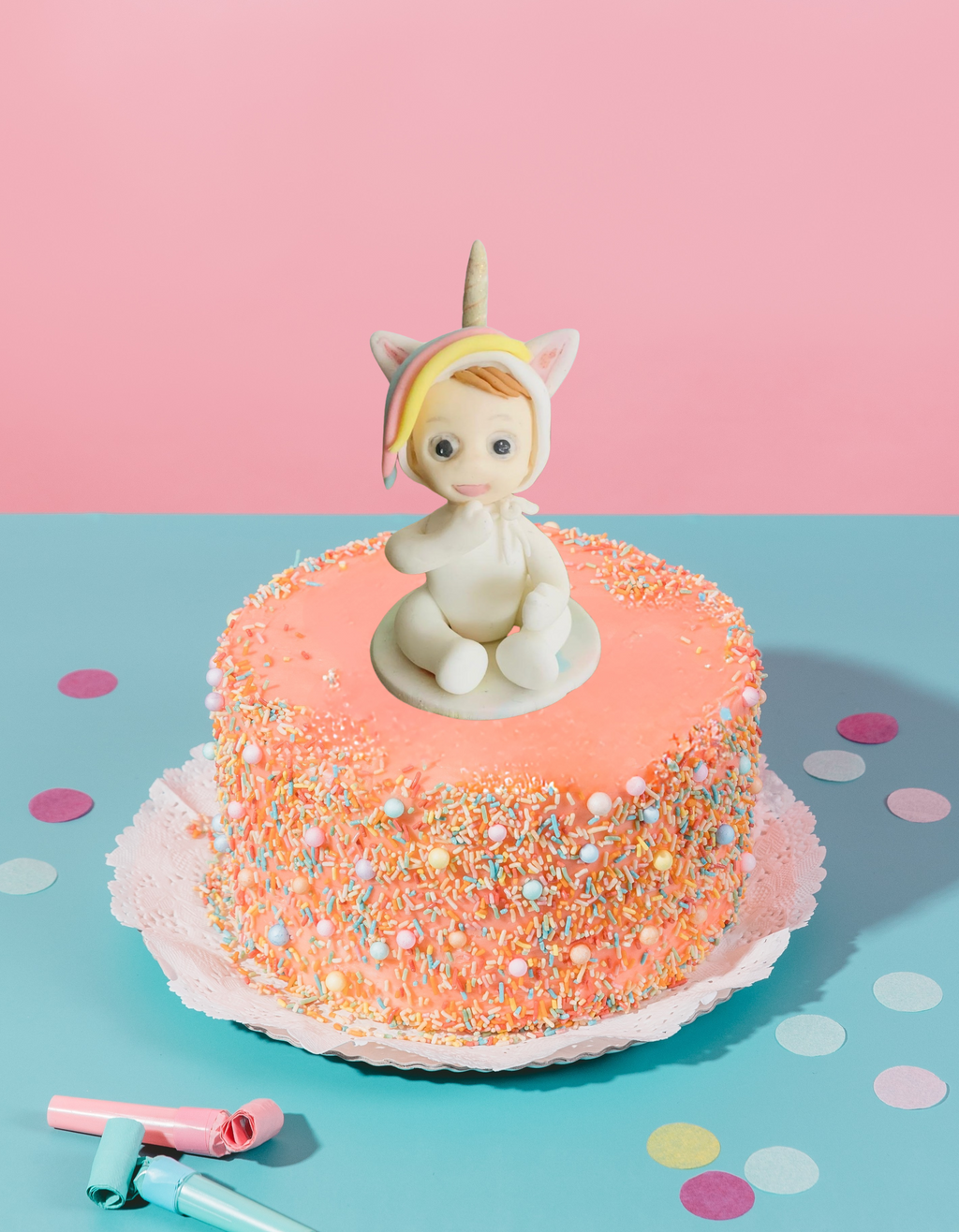 Figurină tort în formă de Bebeluș unicorn, realizată manual din pastă de zahăr