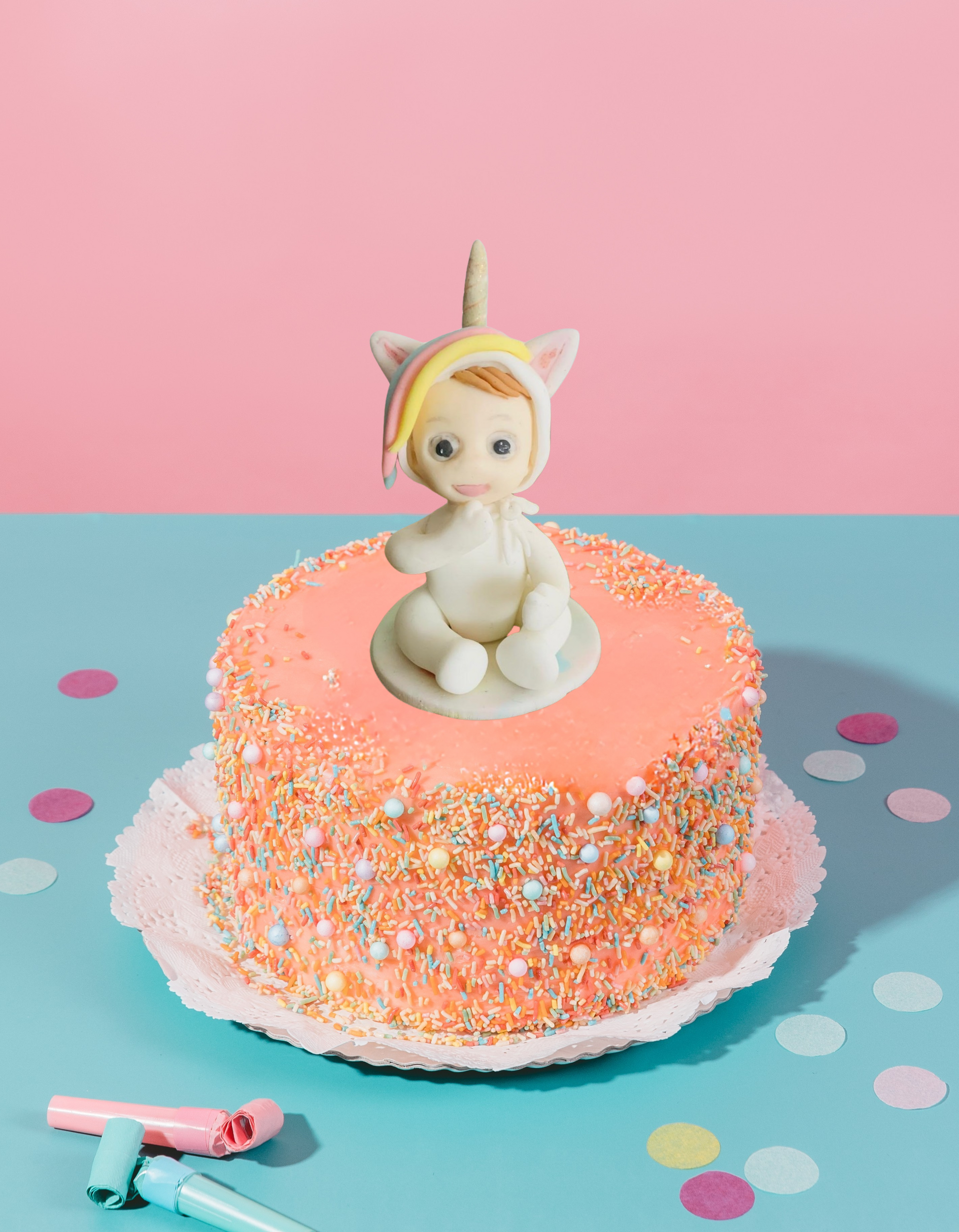Figurină tort în formă de Bebeluș unicorn, realizată manual din pastă de zahăr