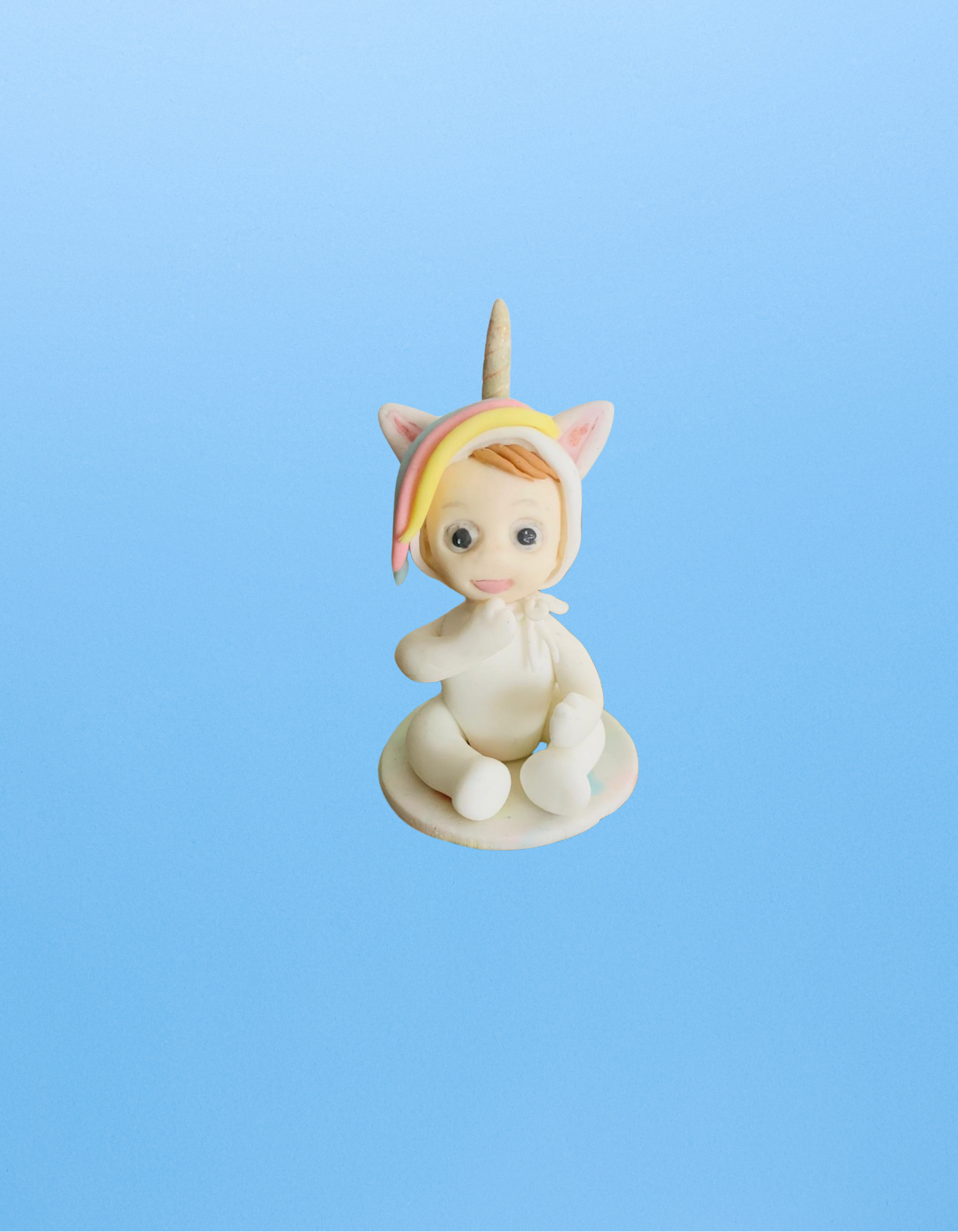 Figurină tort în formă de Bebeluș unicorn, realizată manual din pastă de zahăr