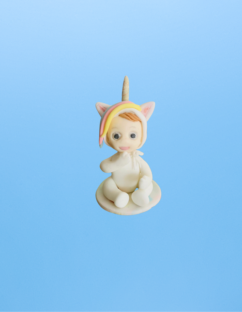 Figurină tort în formă de Bebeluș unicorn, realizată manual din pastă de zahăr