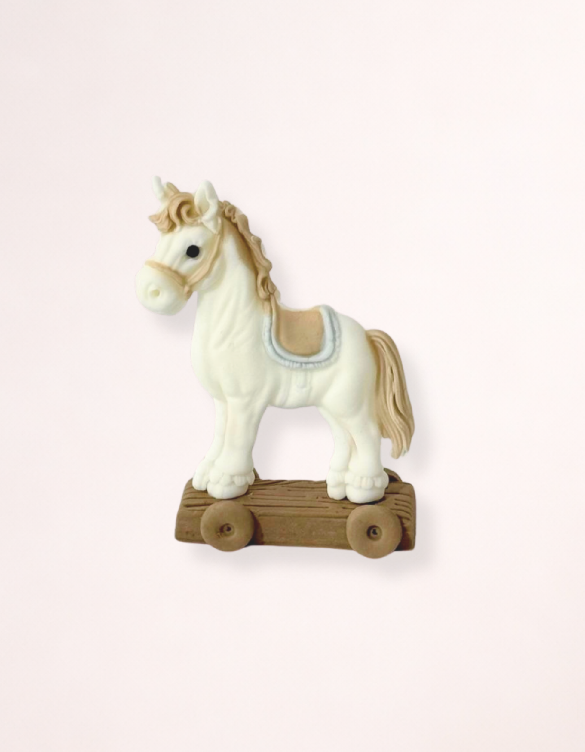 Figurina pentru tort din pasta de zahar in forma de calut