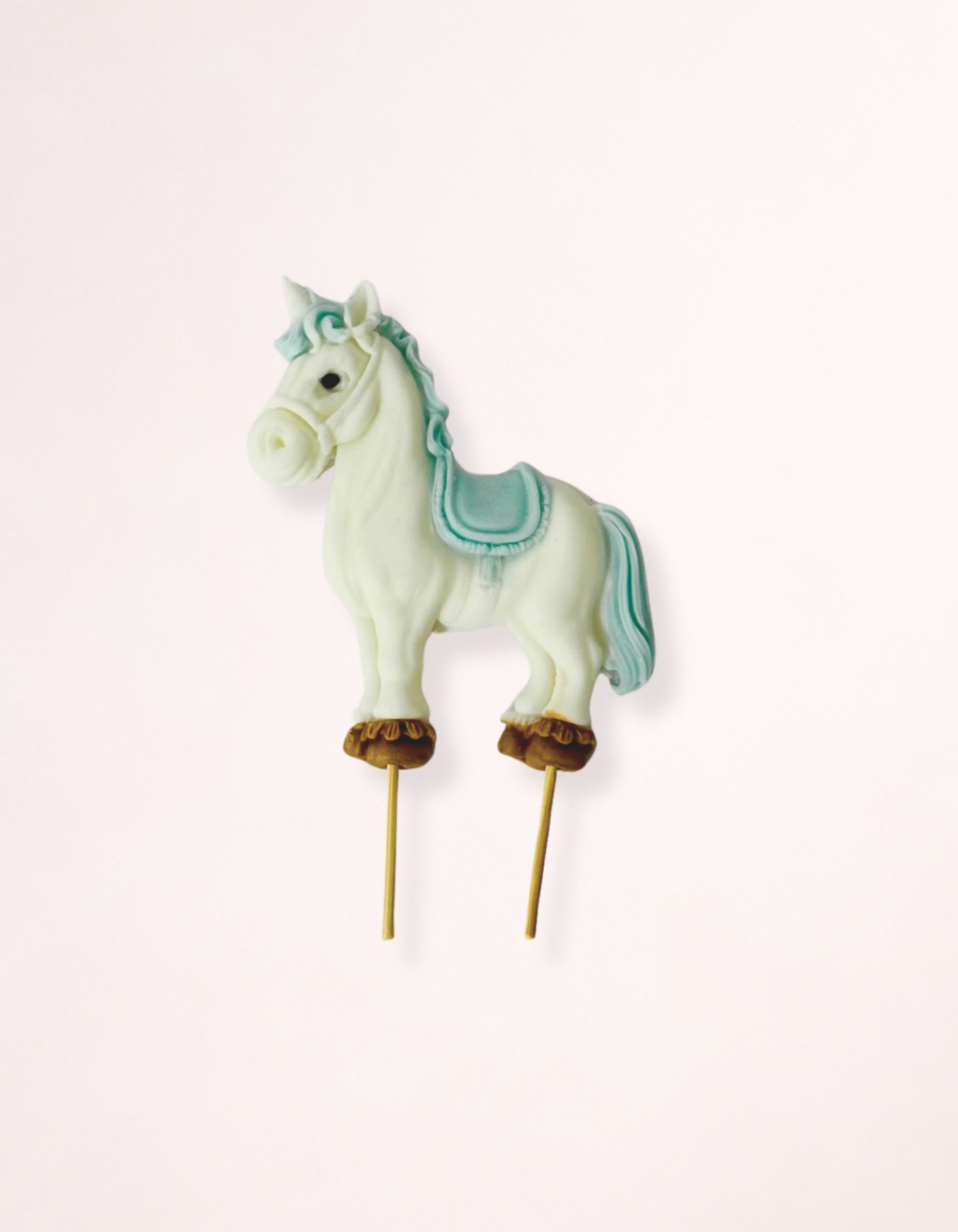 Figurina pentru tort din pasta de zahar in forma de calut