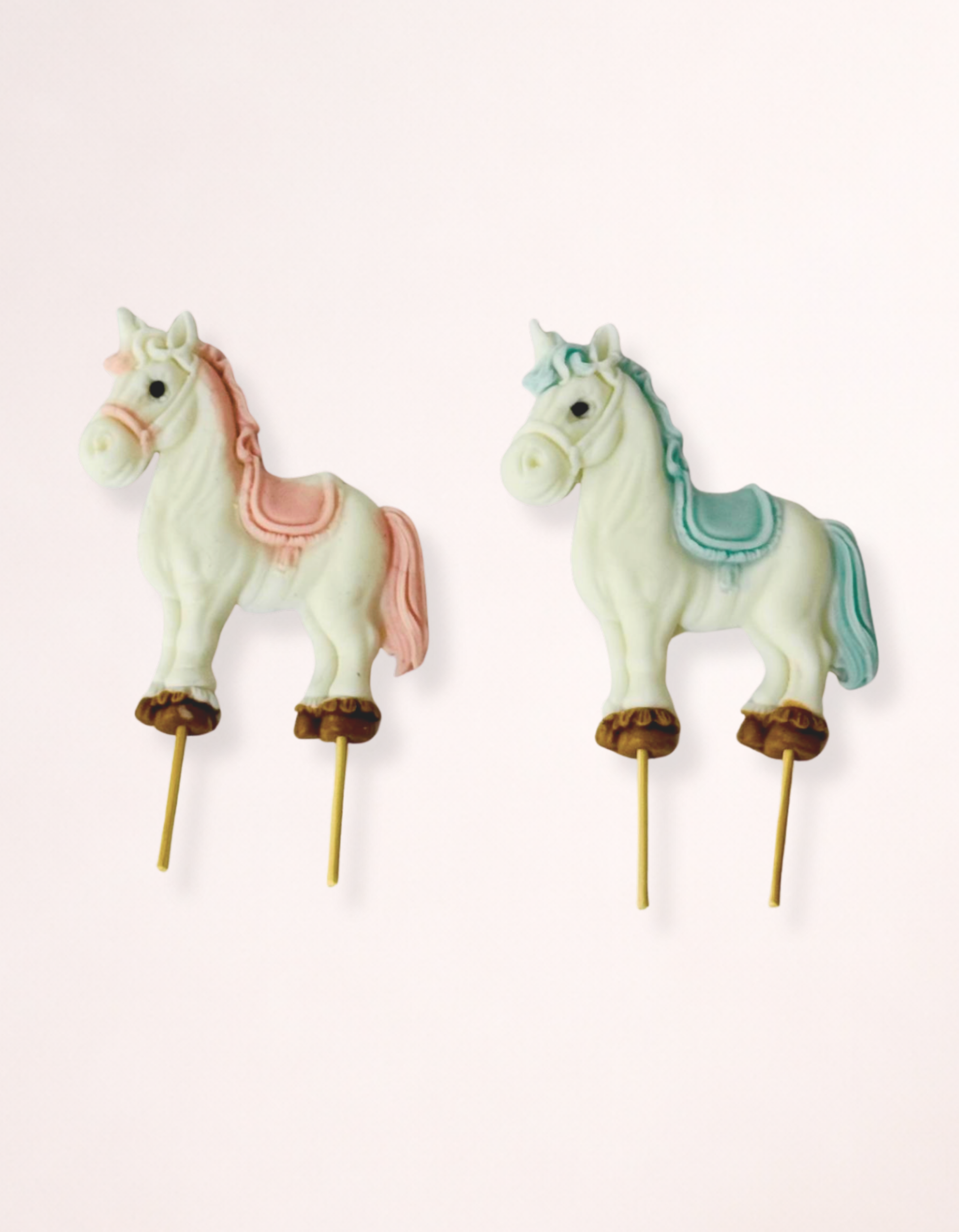 Figurina pentru tort din pasta de zahar in forma de calut