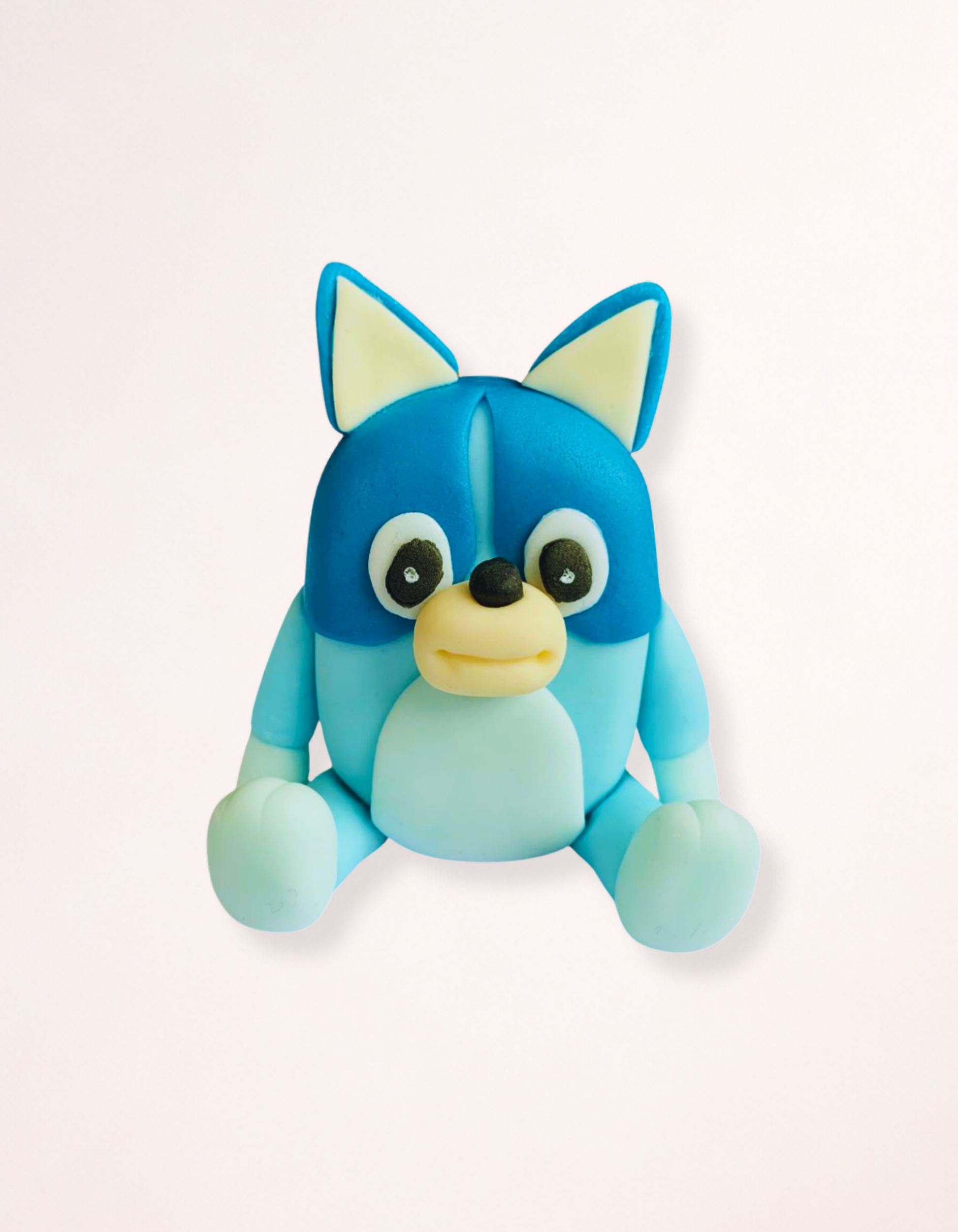 Figurină tort în formă de cățelul Bluey, realizată manual din pastă de zahăr