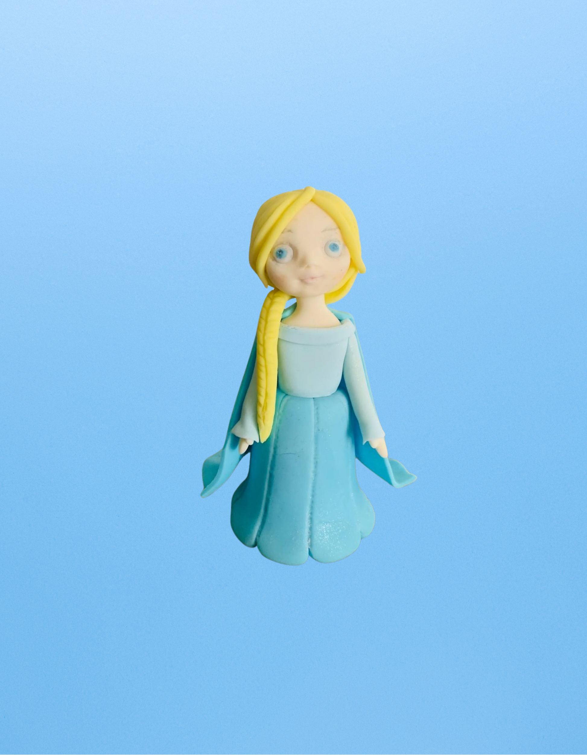 Figurină tort în formă de personajul Elsa, realizată manual din pastă de zahăr