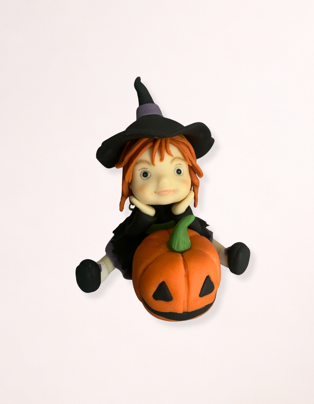 Figurină tort în formă de Fetiță Halloween, realizată manual din pastă de zahăr