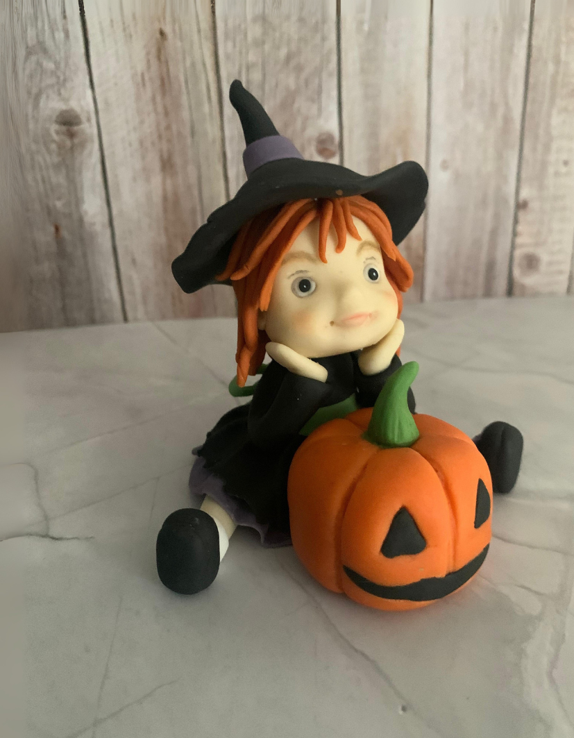 Figurină tort în formă de Fetiță Halloween, realizată manual din pastă de zahăr