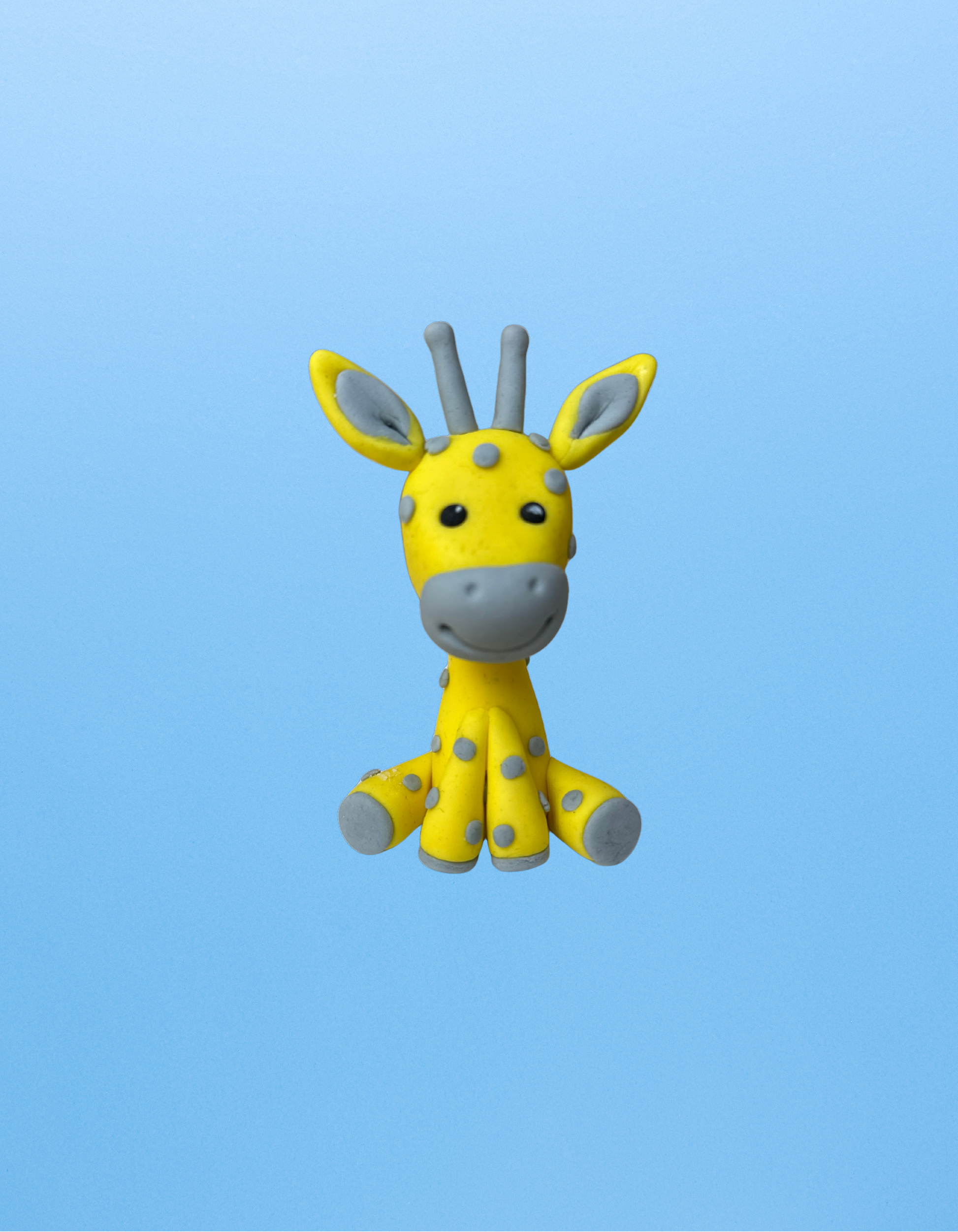 Figurină tort în formă de girafă, realizată manual din pastă de zahăr