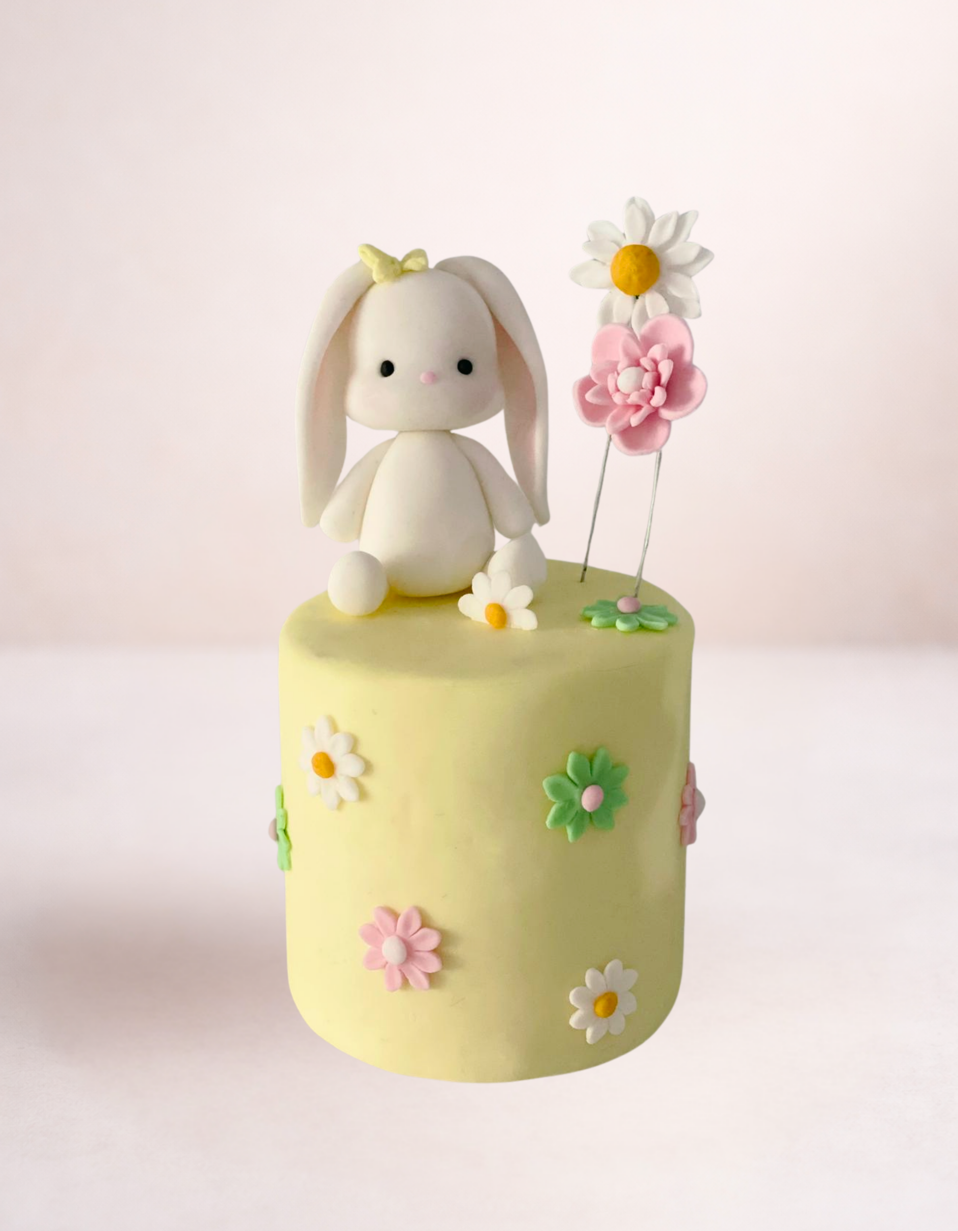 Figurina pentru tort din pasta de zahar in forma de Iepuras de Paste