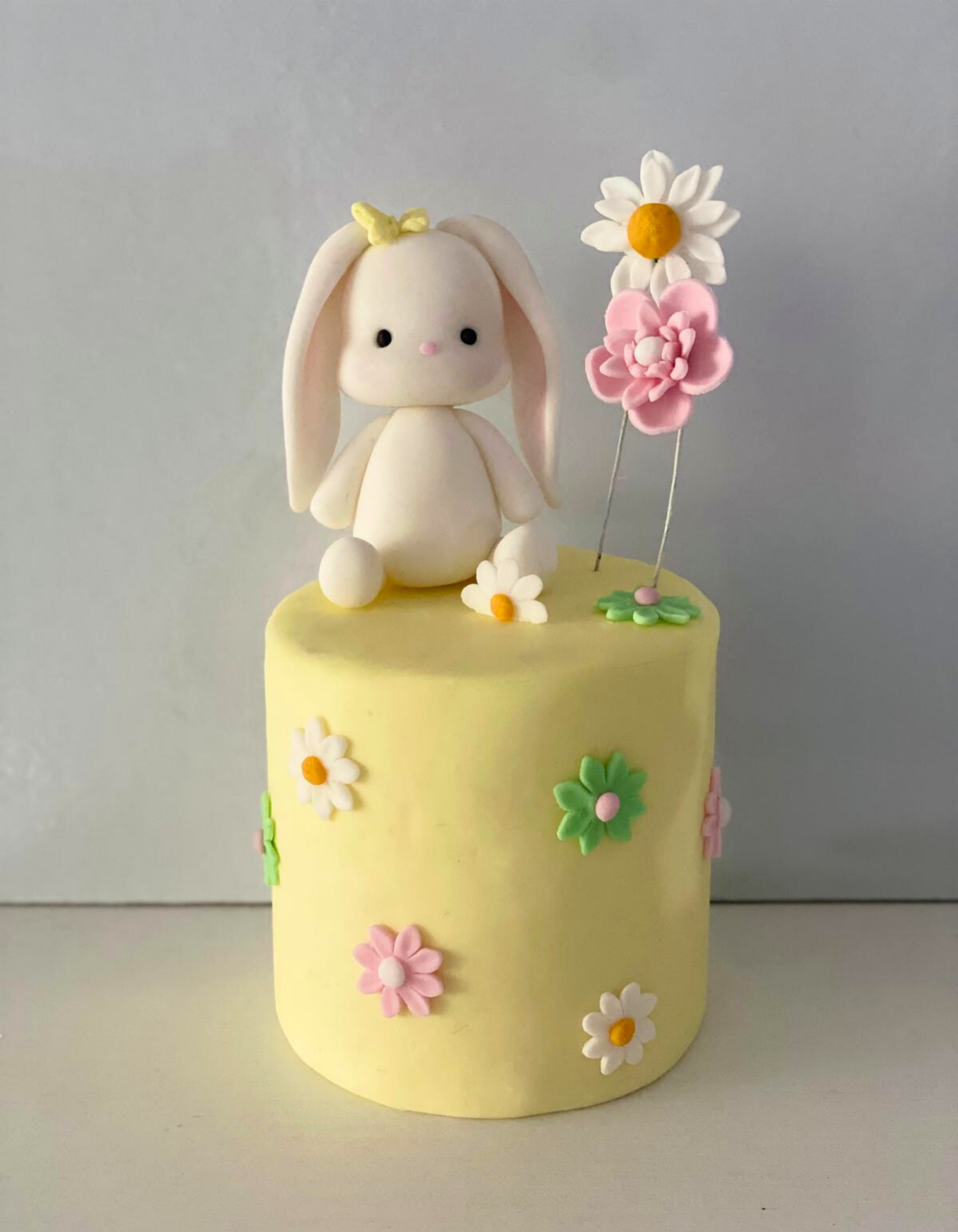 Figurina pentru tort din pasta de zahar in forma de Iepuras de Paste