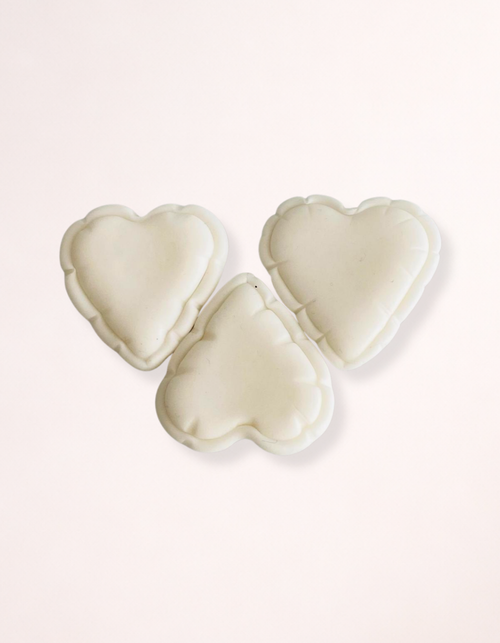 Figurine pentru tort in forma de inimioare albe.