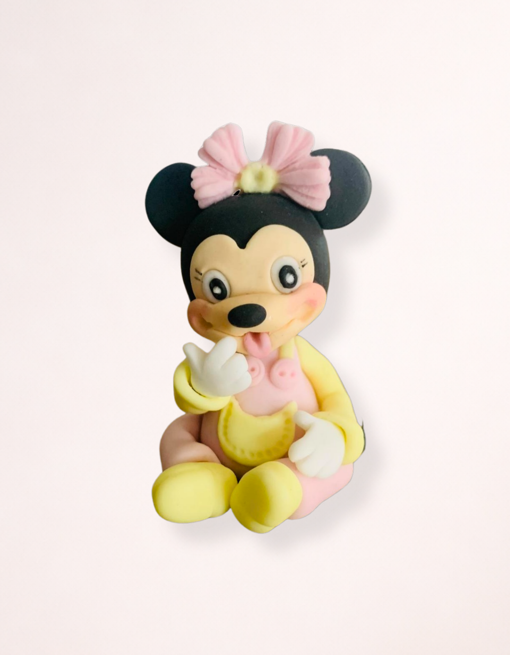 Figurină tort în formă de Baby Minnie Mouse, realizată manual din pastă de zahăr