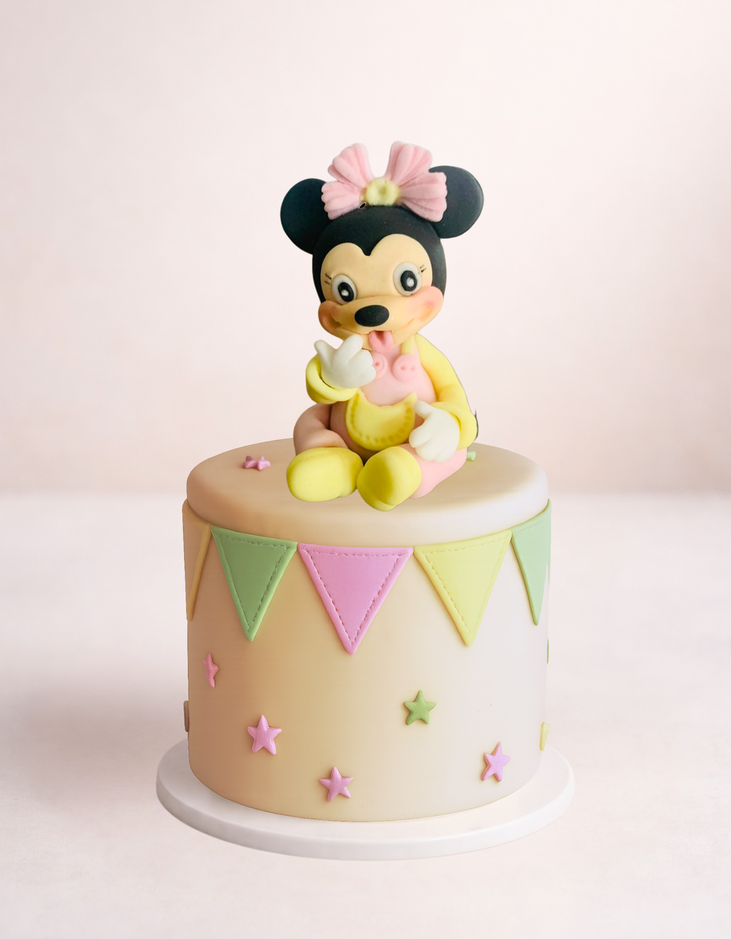 Figurină tort în formă de Baby Minnie Mouse, realizată manual din pastă de zahăr