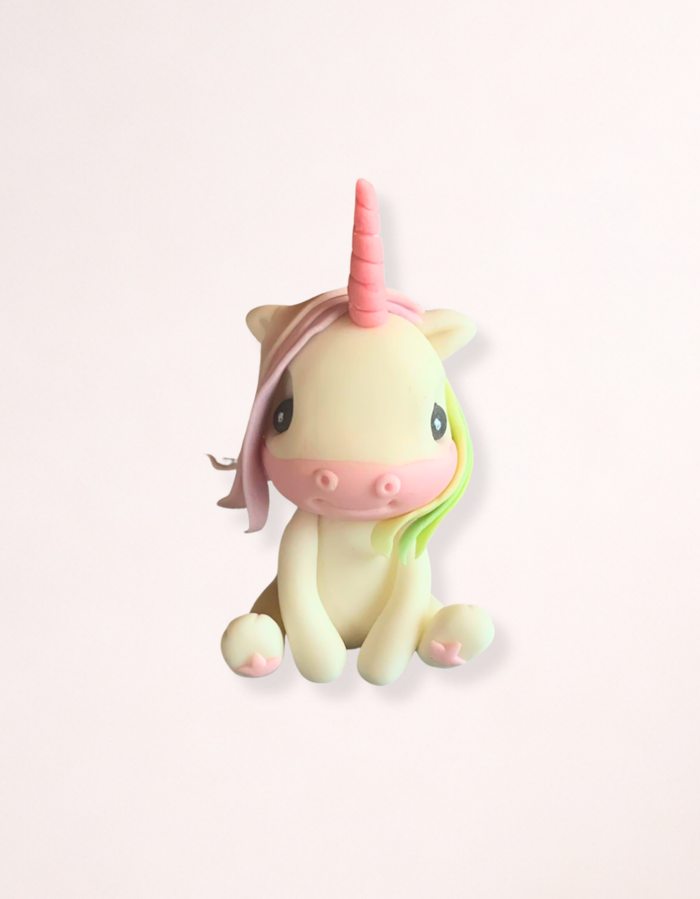 Figurină tort în formă de unicorn, realizată manual din pastă de zahăr