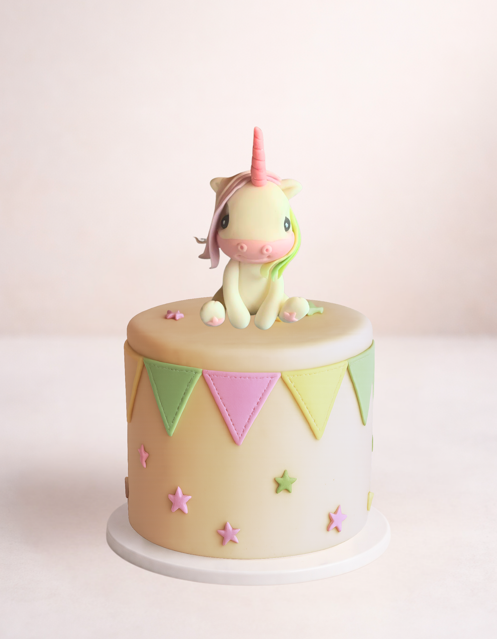 Figurină tort în formă de unicorn, realizată manual din pastă de zahăr