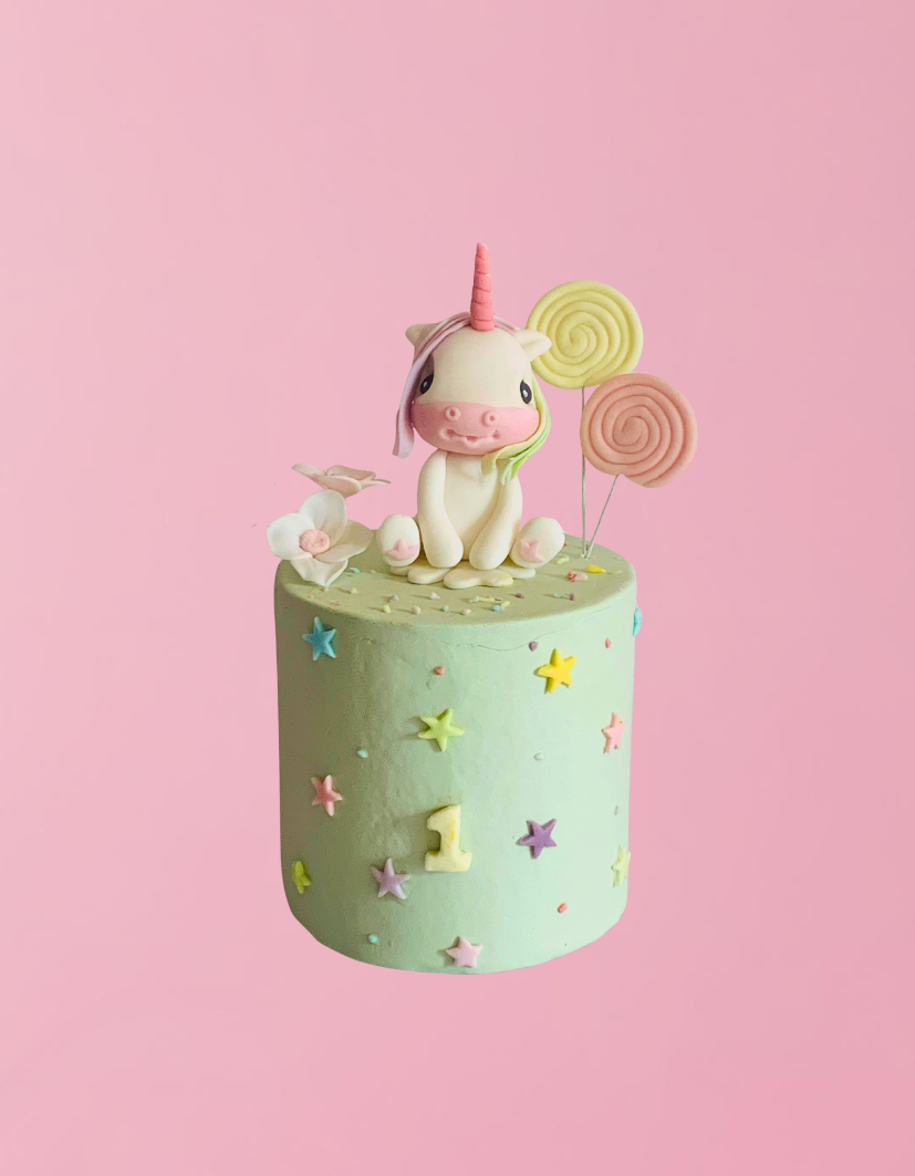 Figurină tort în formă de unicorn, realizată manual din pastă de zahăr