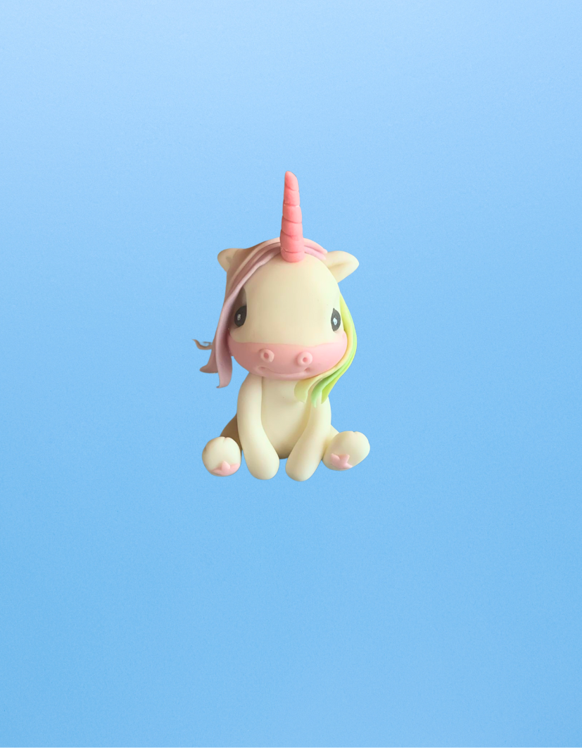 Figurină tort în formă de unicorn, realizată manual din pastă de zahăr