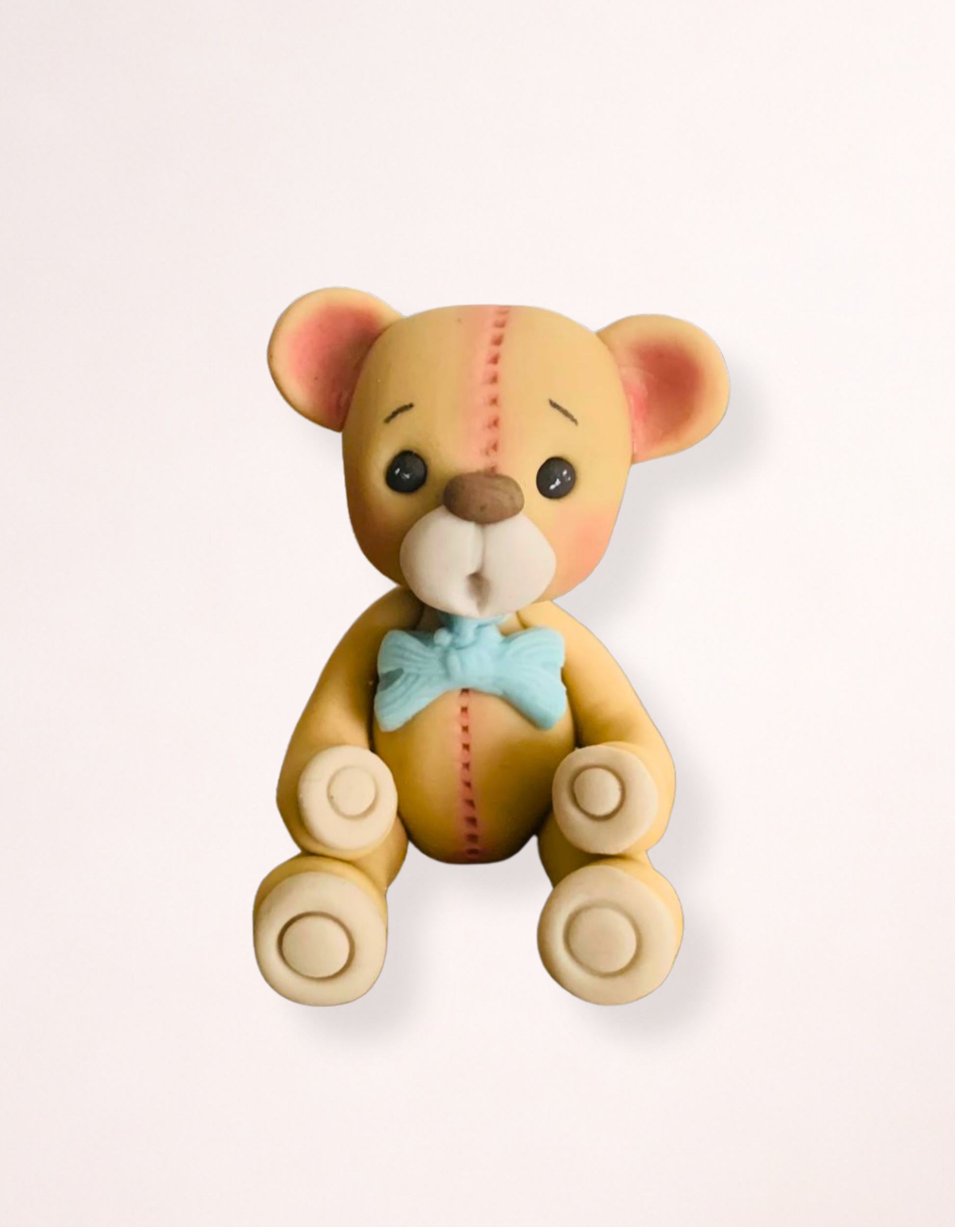 Figurină tort în formă de ursuleț băiețel albastru, realizată manual din pastă de zahăr