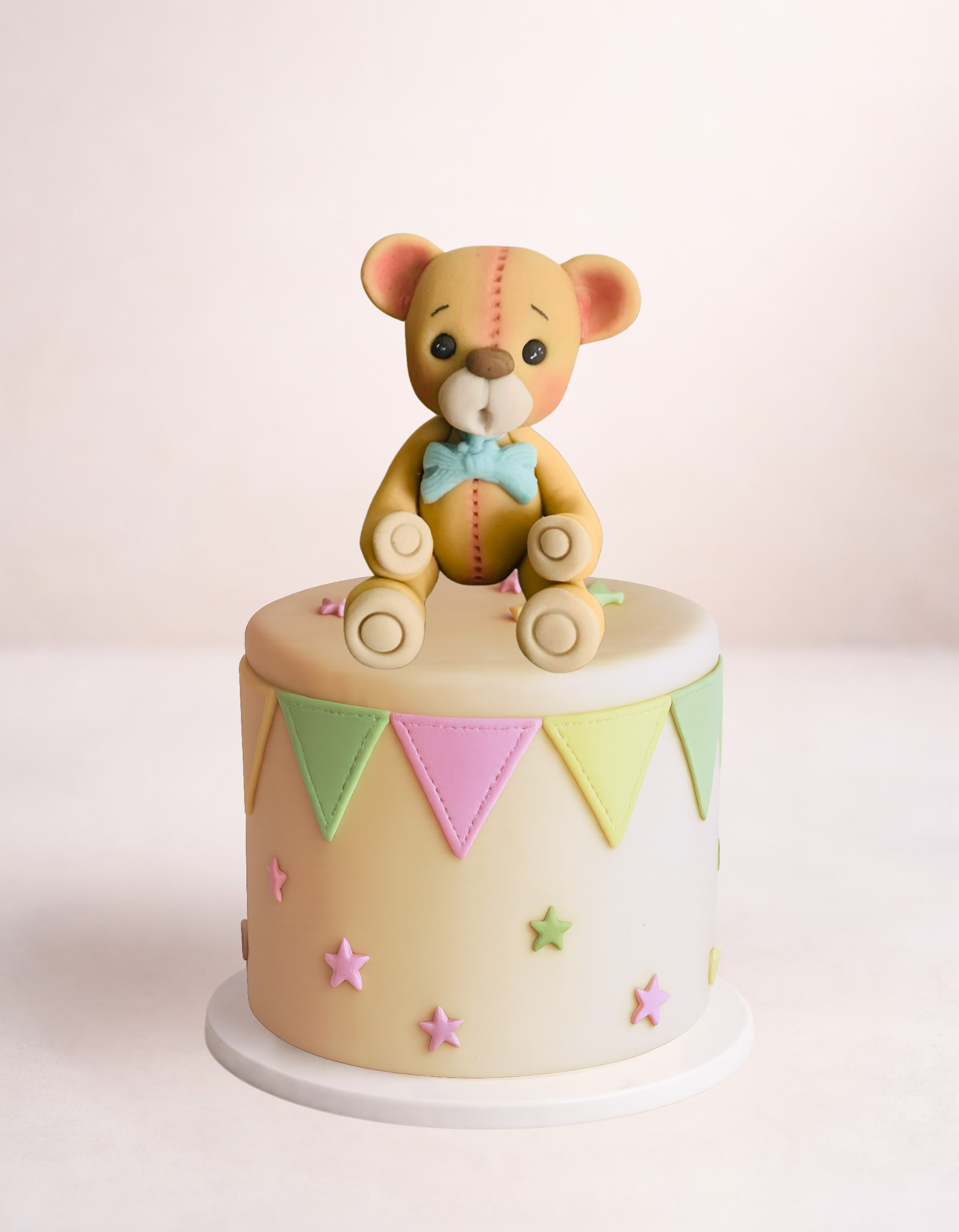 Figurină tort în formă de ursuleț băiețel albastru, realizată manual din pastă de zahăr