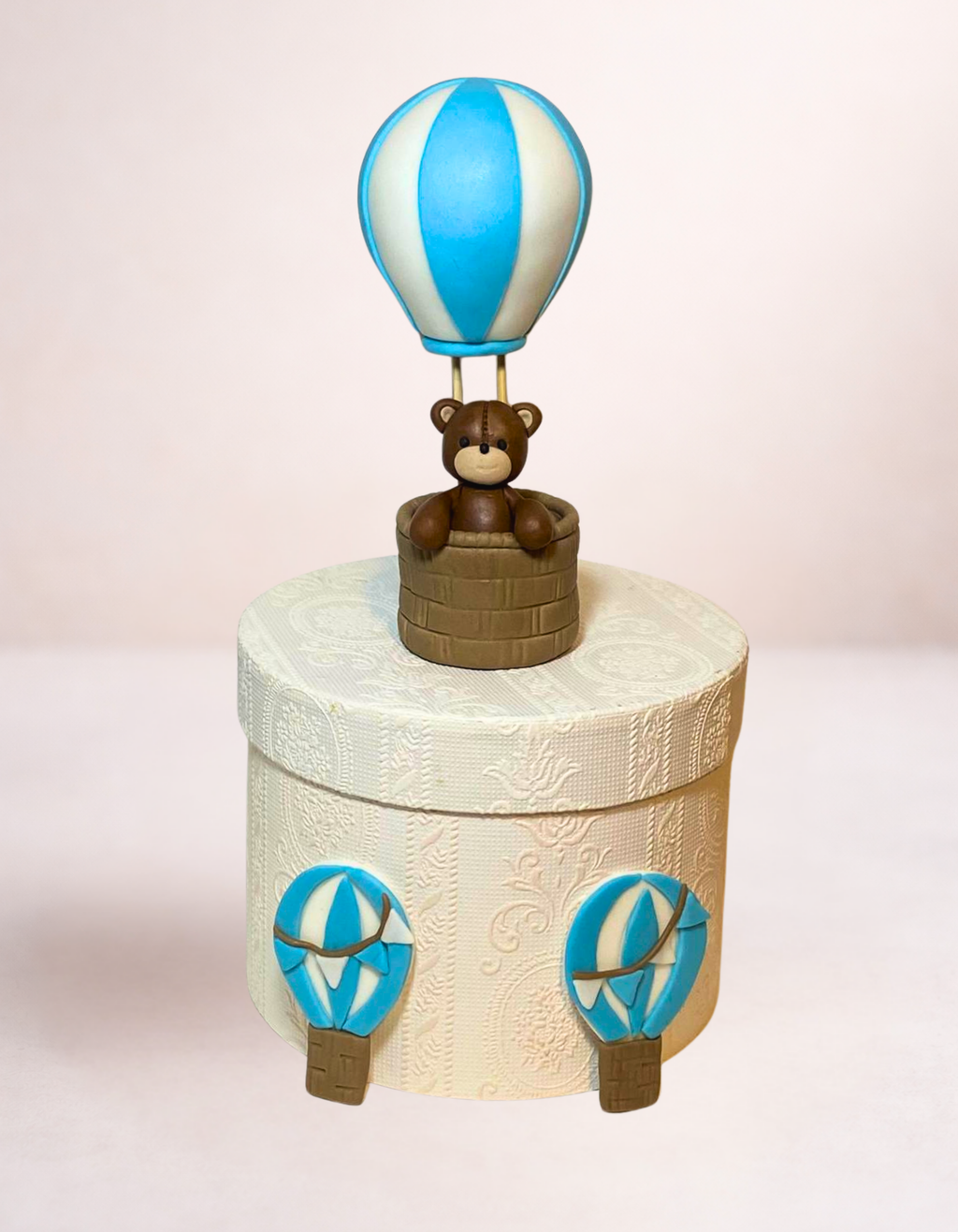 Figurina pentru tort din pasta de zahar in forma de ursulet in balon