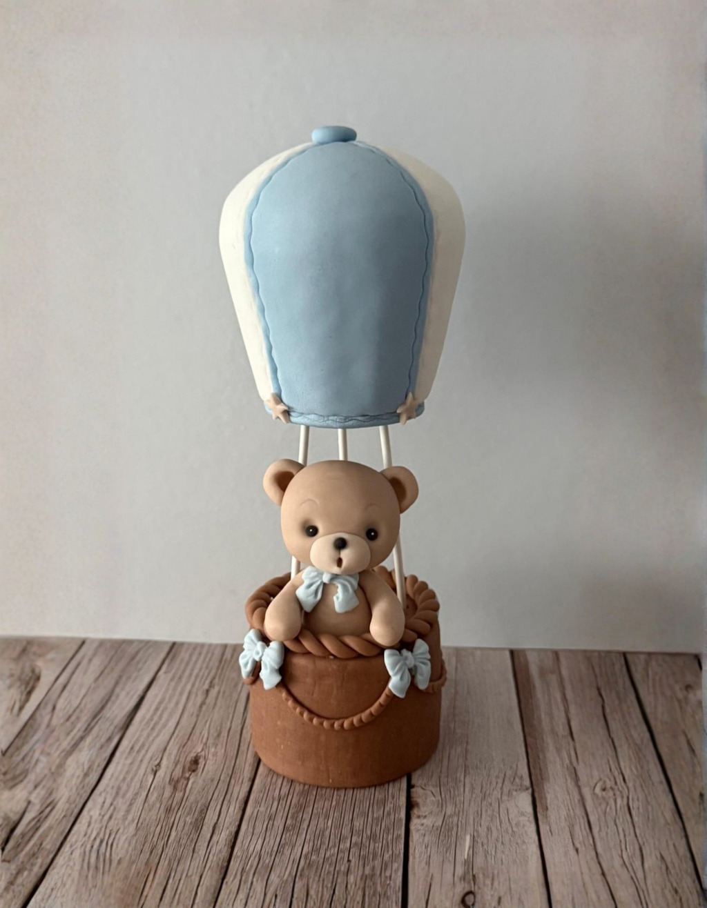 Figurina pentru tort din pasta de zahar in forma de ursulet in balon