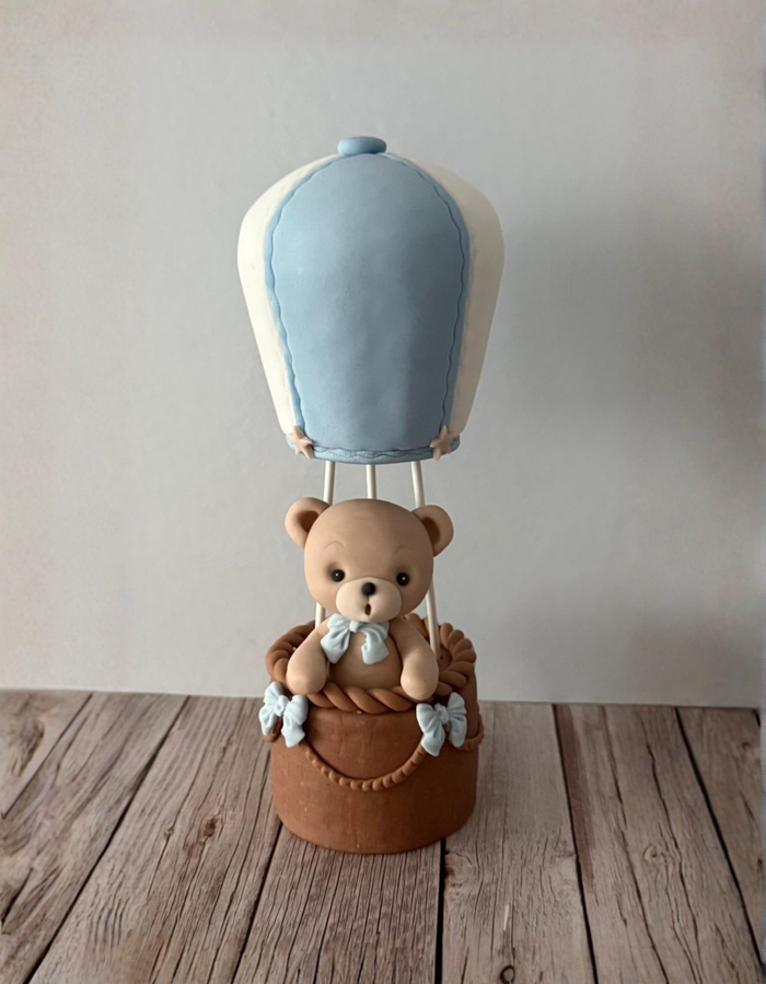 Figurina pentru tort din pasta de zahar in forma de ursulet in balon