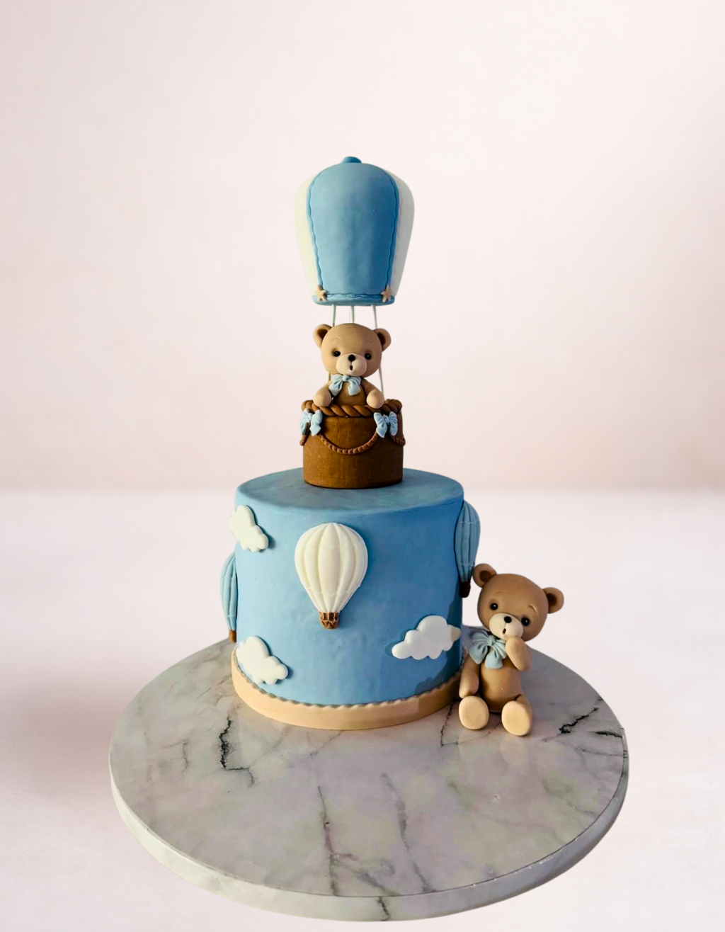 Figurina pentru tort din pasta de zahar in forma de ursulet in balon