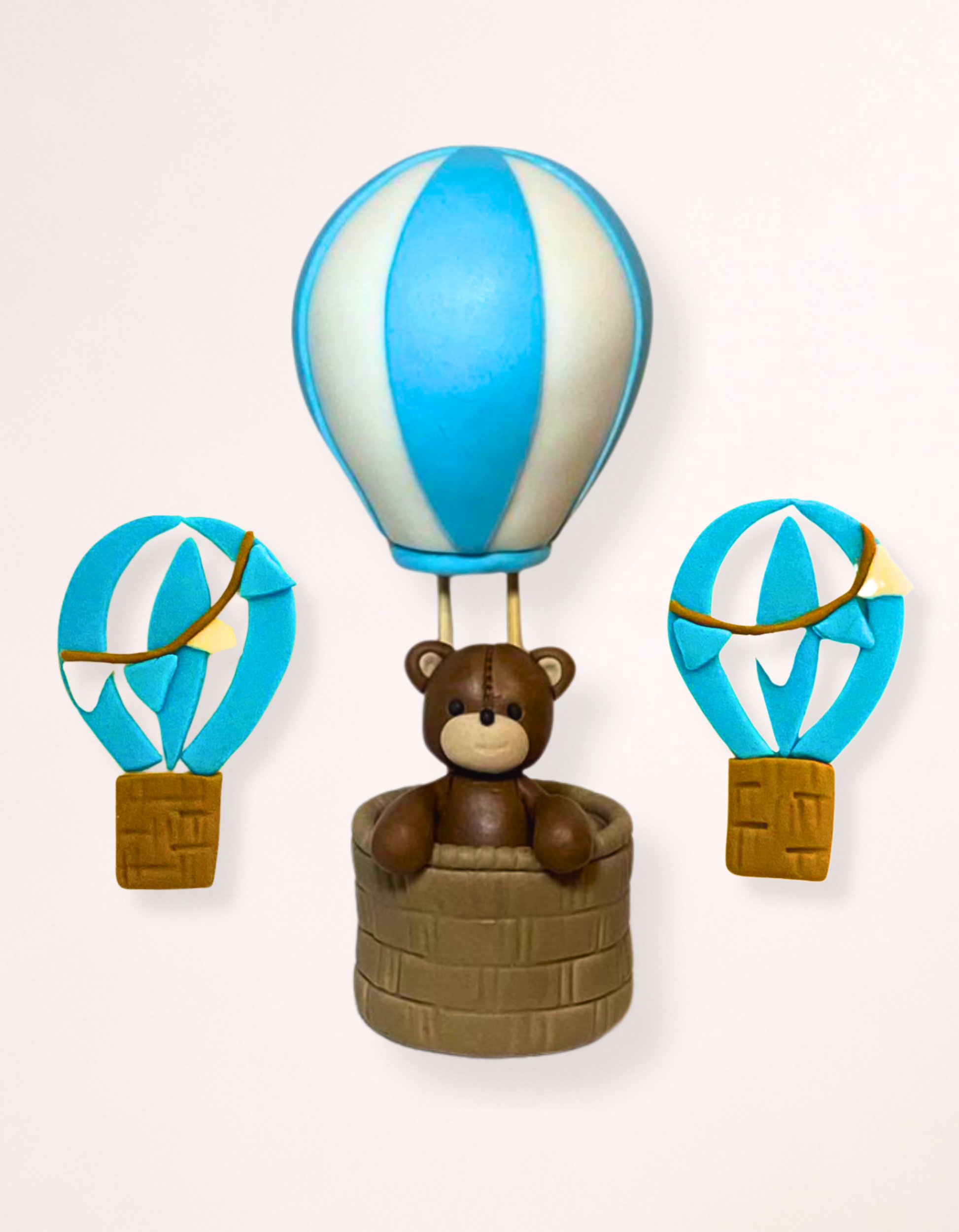 Figurina pentru tort din pasta de zahar in forma de ursulet in balon