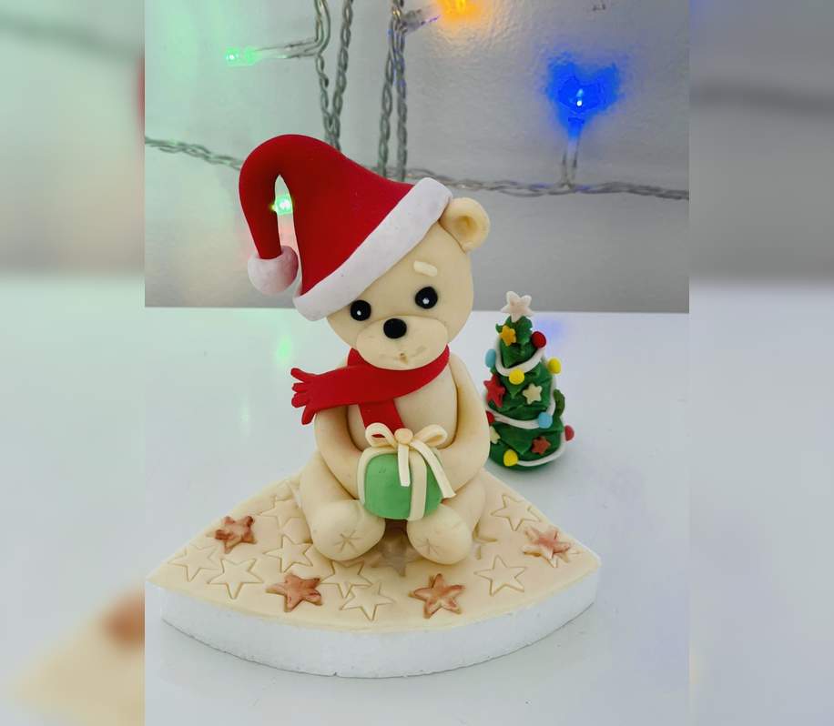 Figurina pentru tort in forma de ursulet de Craciun