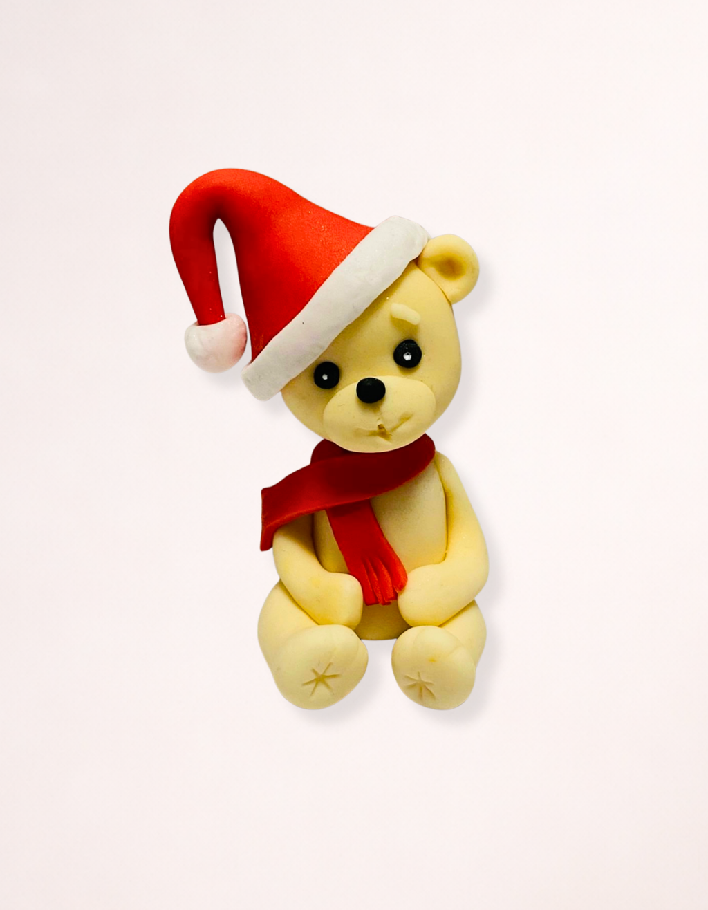 Figurina pentru tort in forma de ursulet de Craciun handmade din pasta de zahar
