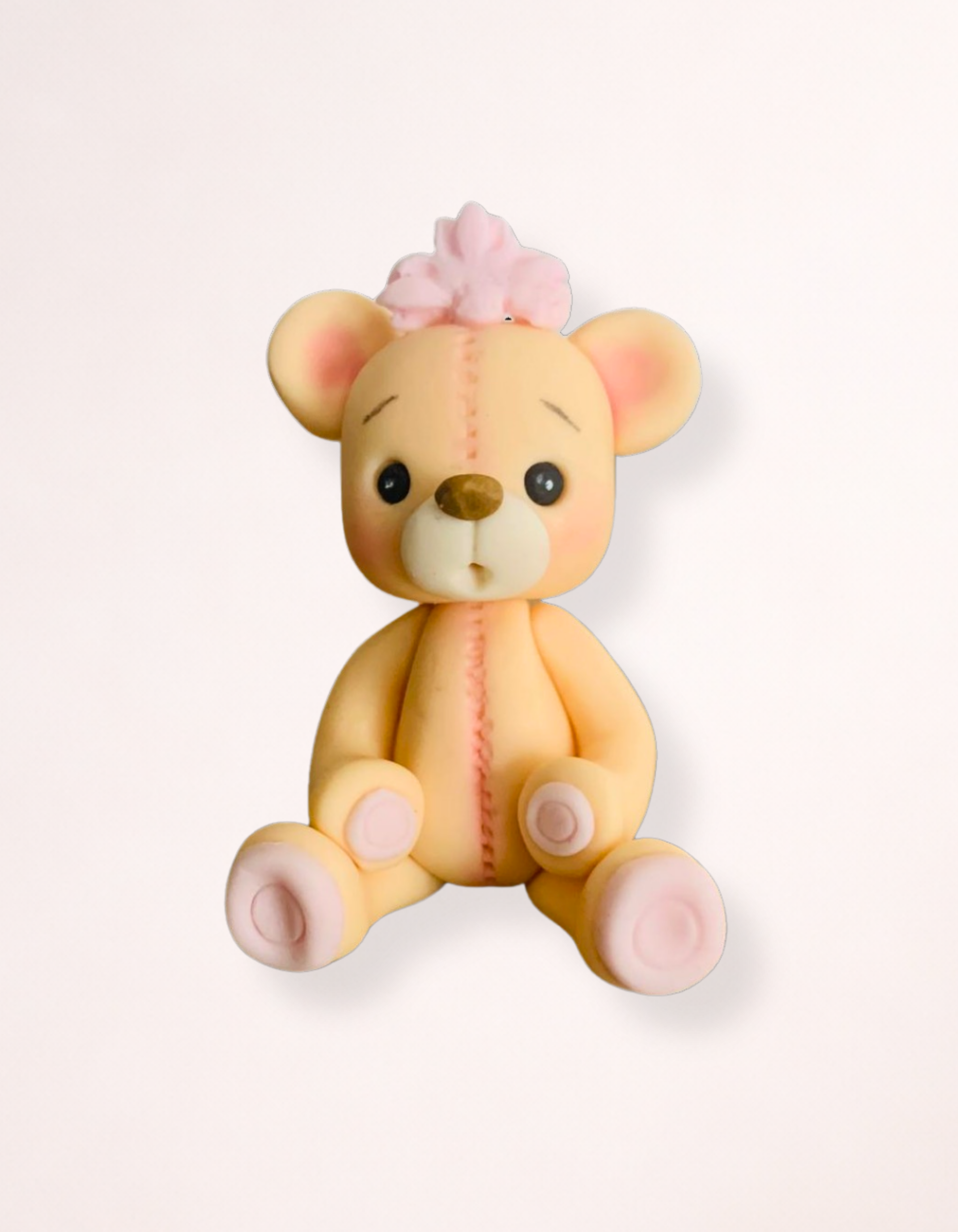 Figurină tort în formă de ursuleț fetiță roz, realizată manual din pastă de zahăr