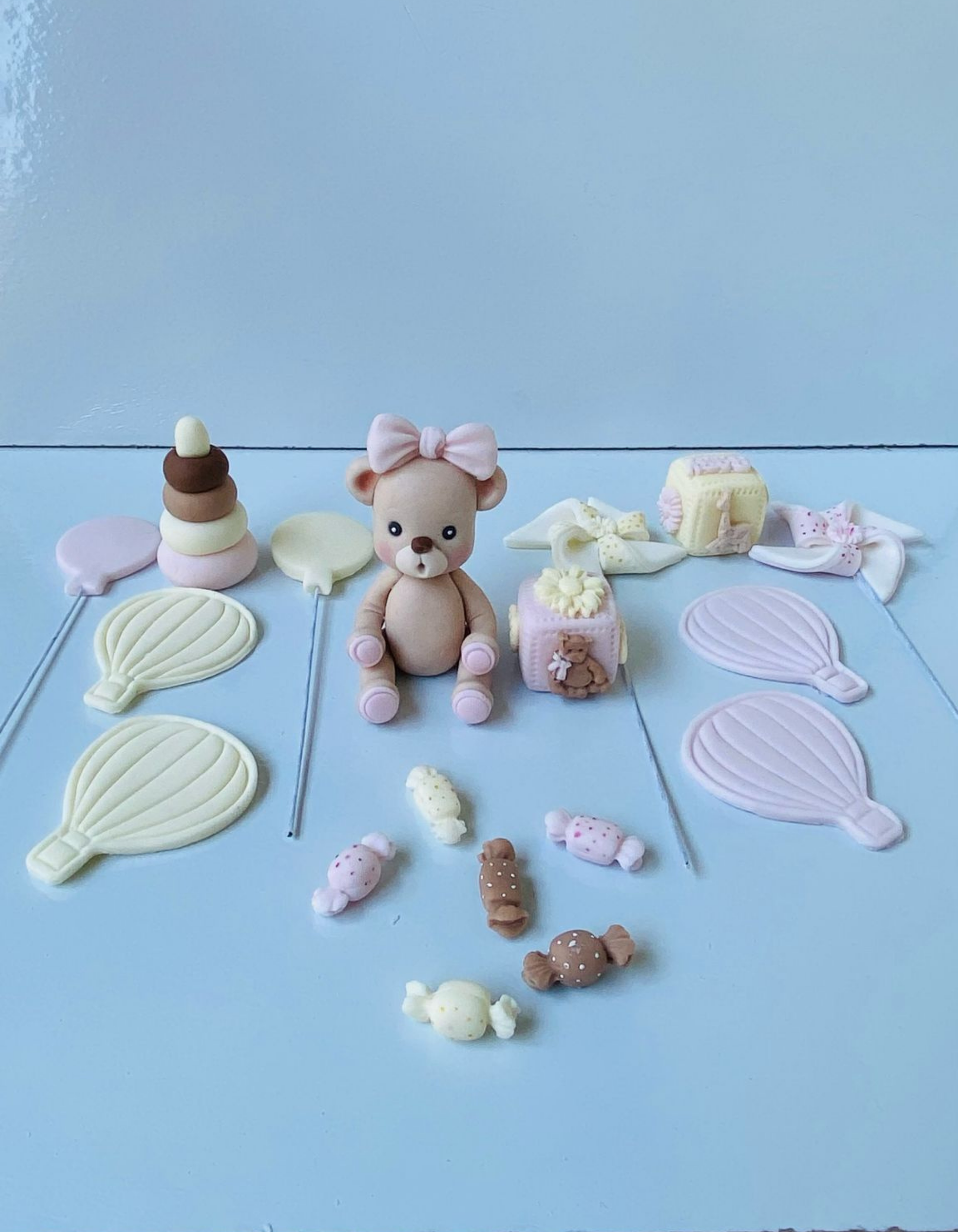 Figurine tort din pasta de zahar in forma de ursulet fetita roz