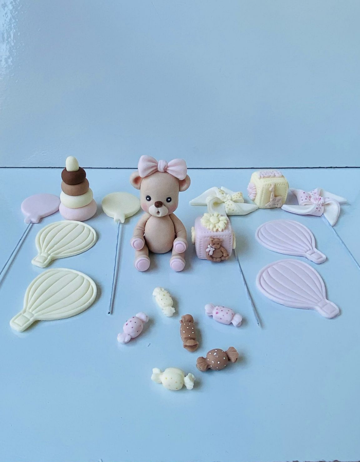 Figurine tort din pasta de zahar in forma de ursulet fetita roz