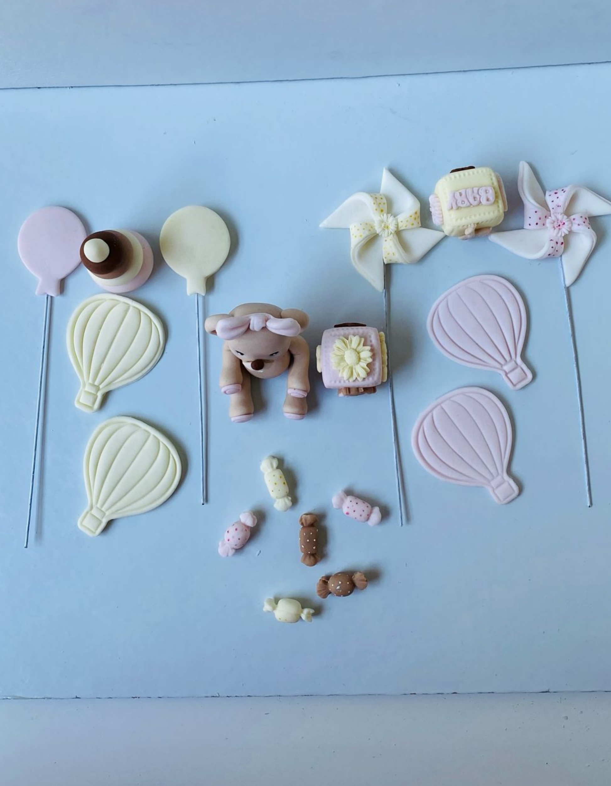 Figurine tort din pasta de zahar in forma de ursulet fetita roz