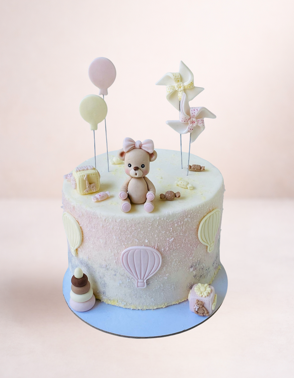 Figurine tort din pasta de zahar in forma de ursulet fetita roz