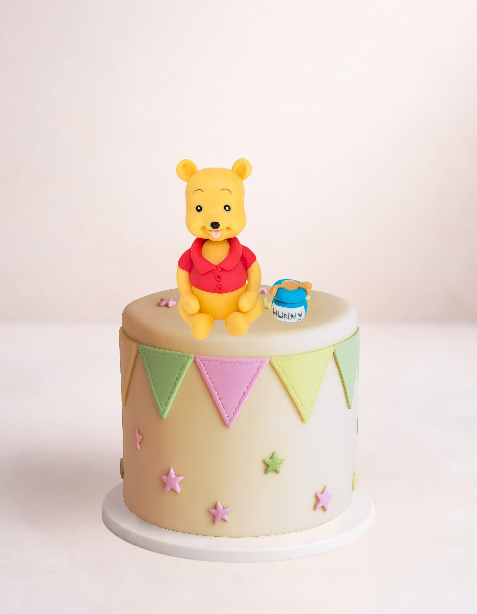Figurina tort din pasta de zahar in forma de Ursuletul Winnie
