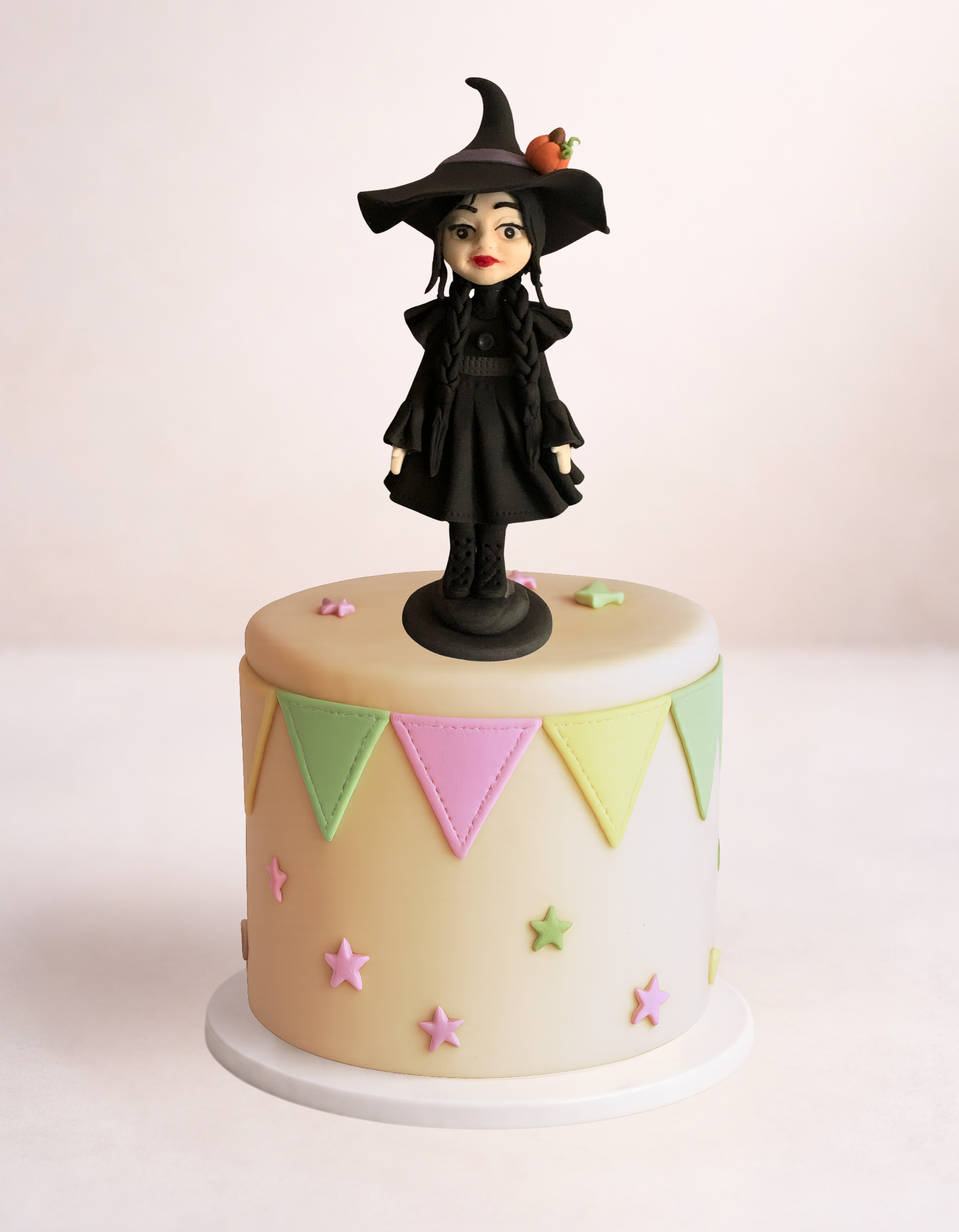 Figurină tort în formă de Wednesday Addams Halloween, realizată manual din pastă de zahăr