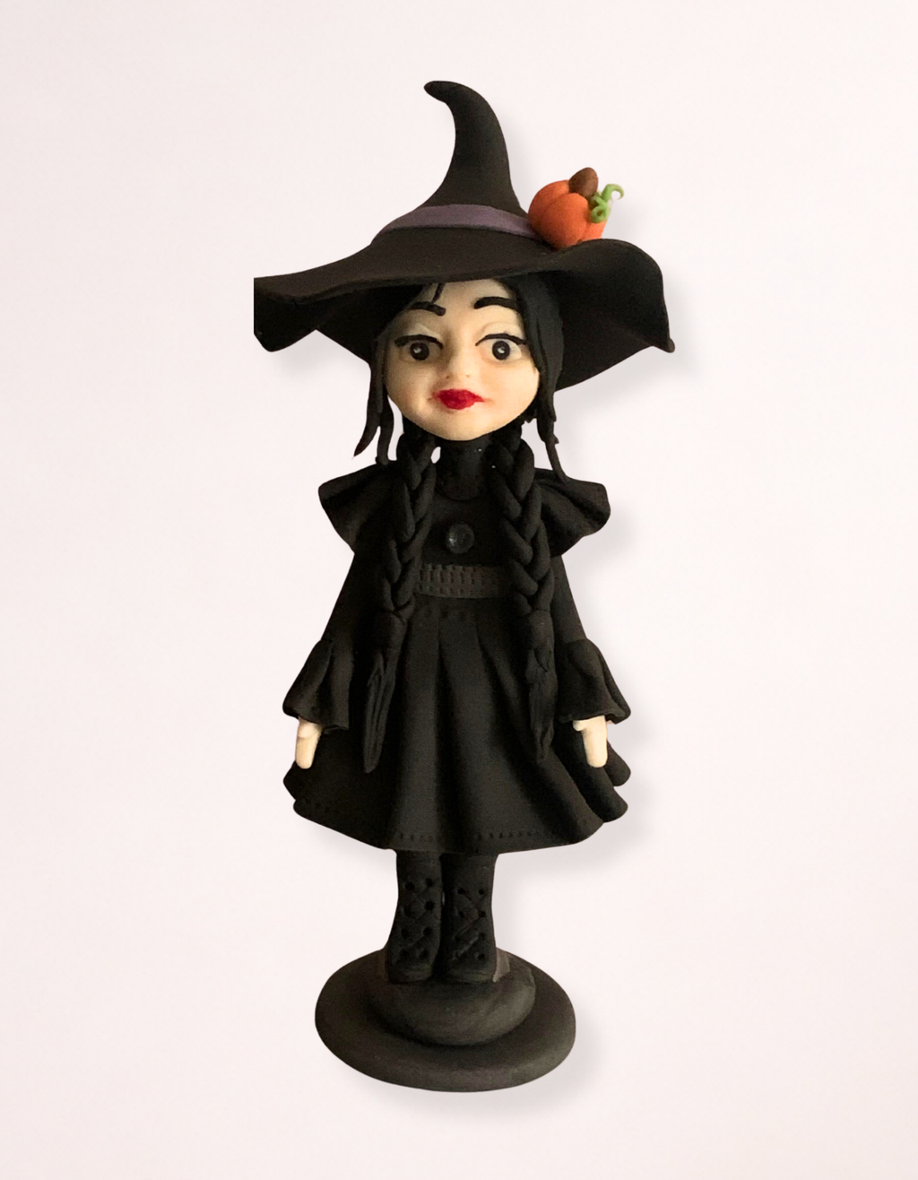Figurină tort în formă de Wednesday Addams Halloween, realizată manual din pastă de zahăr