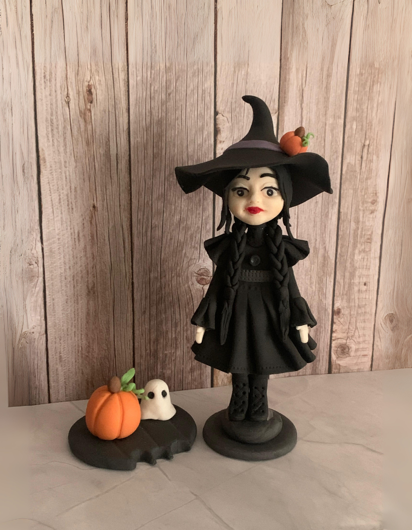 Figurină tort în formă de Wednesday Addams Halloween, realizată manual din pastă de zahăr