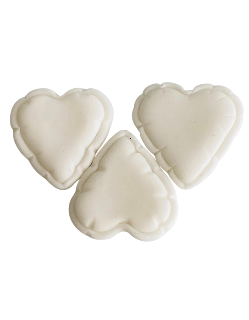 Set Figurine pentru tort - 10 inimioare albe