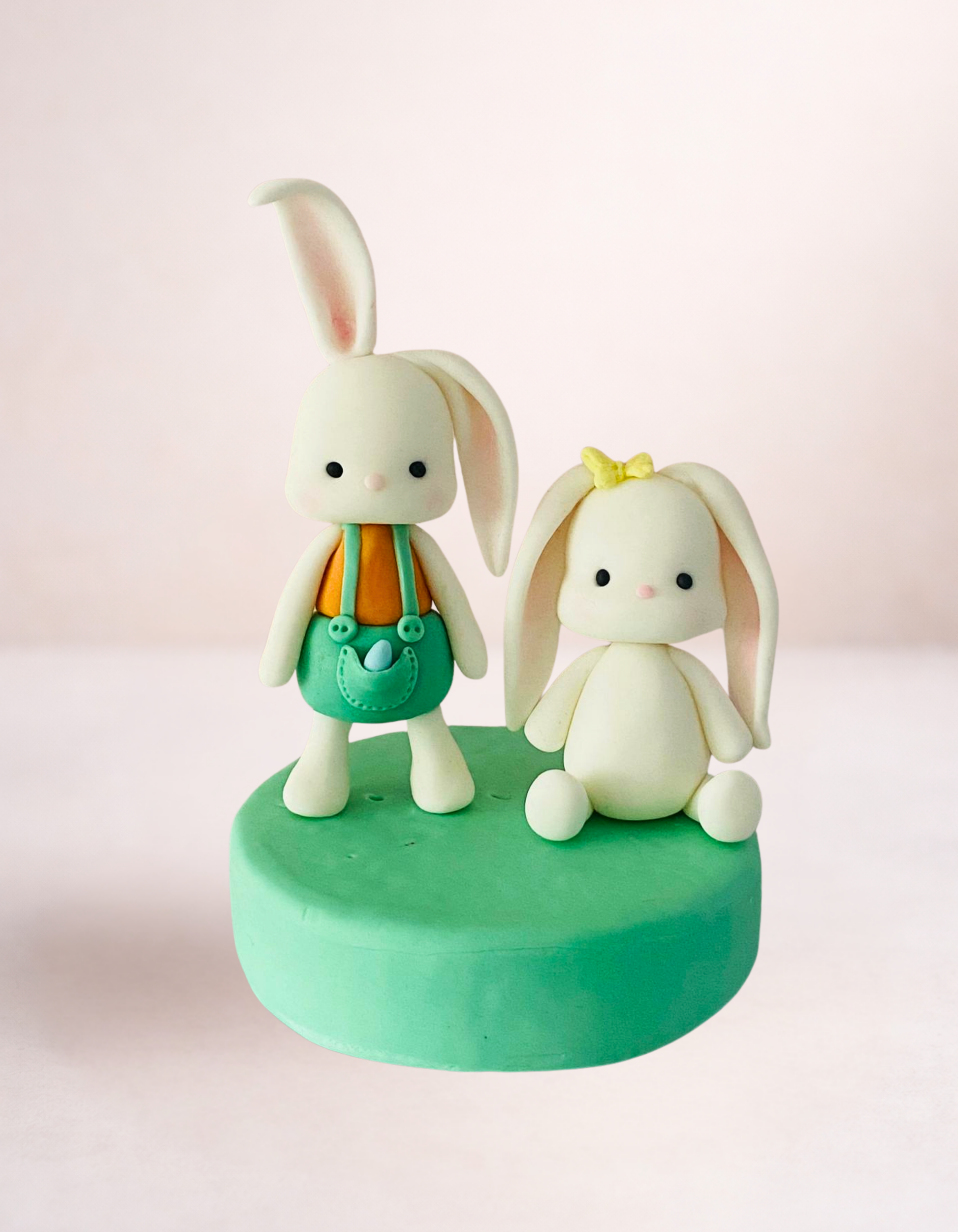 Set figurine pentru tort din pasta de zahar in forma de Iepurasi de Paste