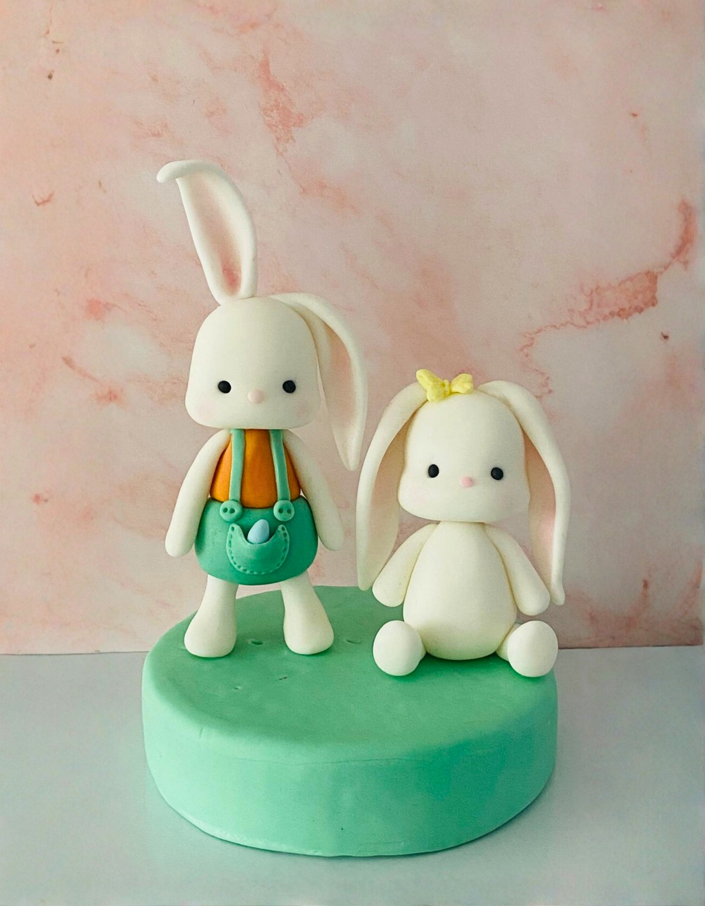 Set figurine pentru tort din pasta de zahar in forma de Iepurasi de Paste